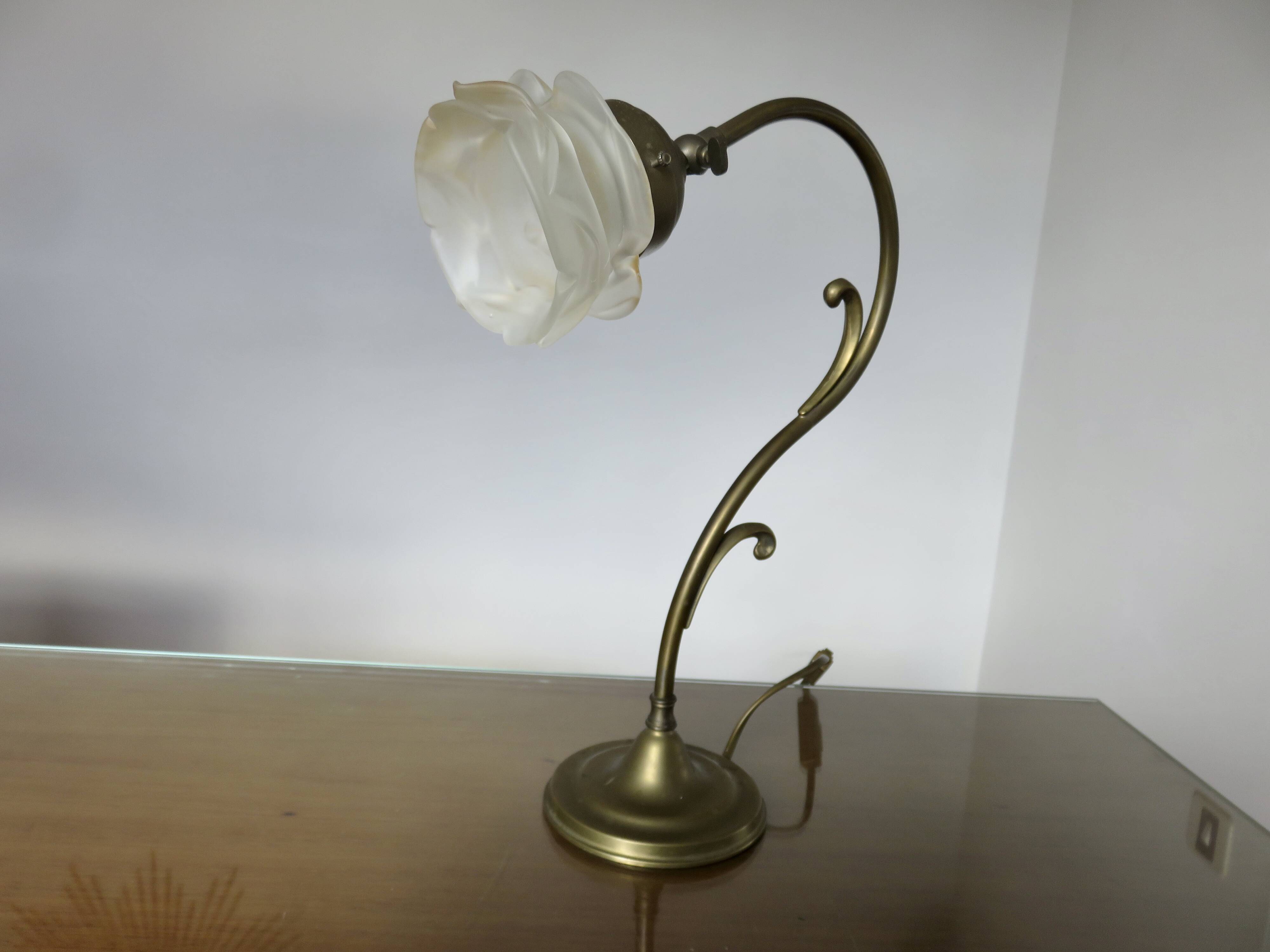 Art Nouveau lamp in brass and frosted glass