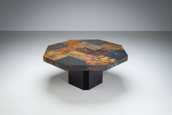 Grande table basse octogonale avec plateau en ardoise multicolore.
