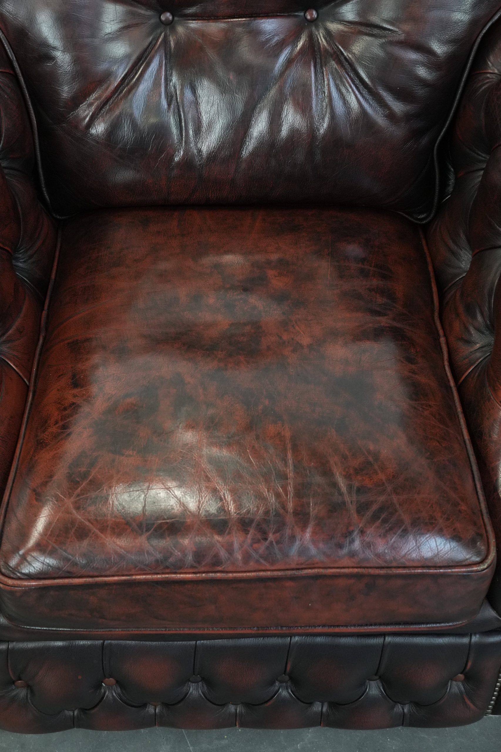 Set of two marbled cowhide leather Chesterfield armchairs in English style