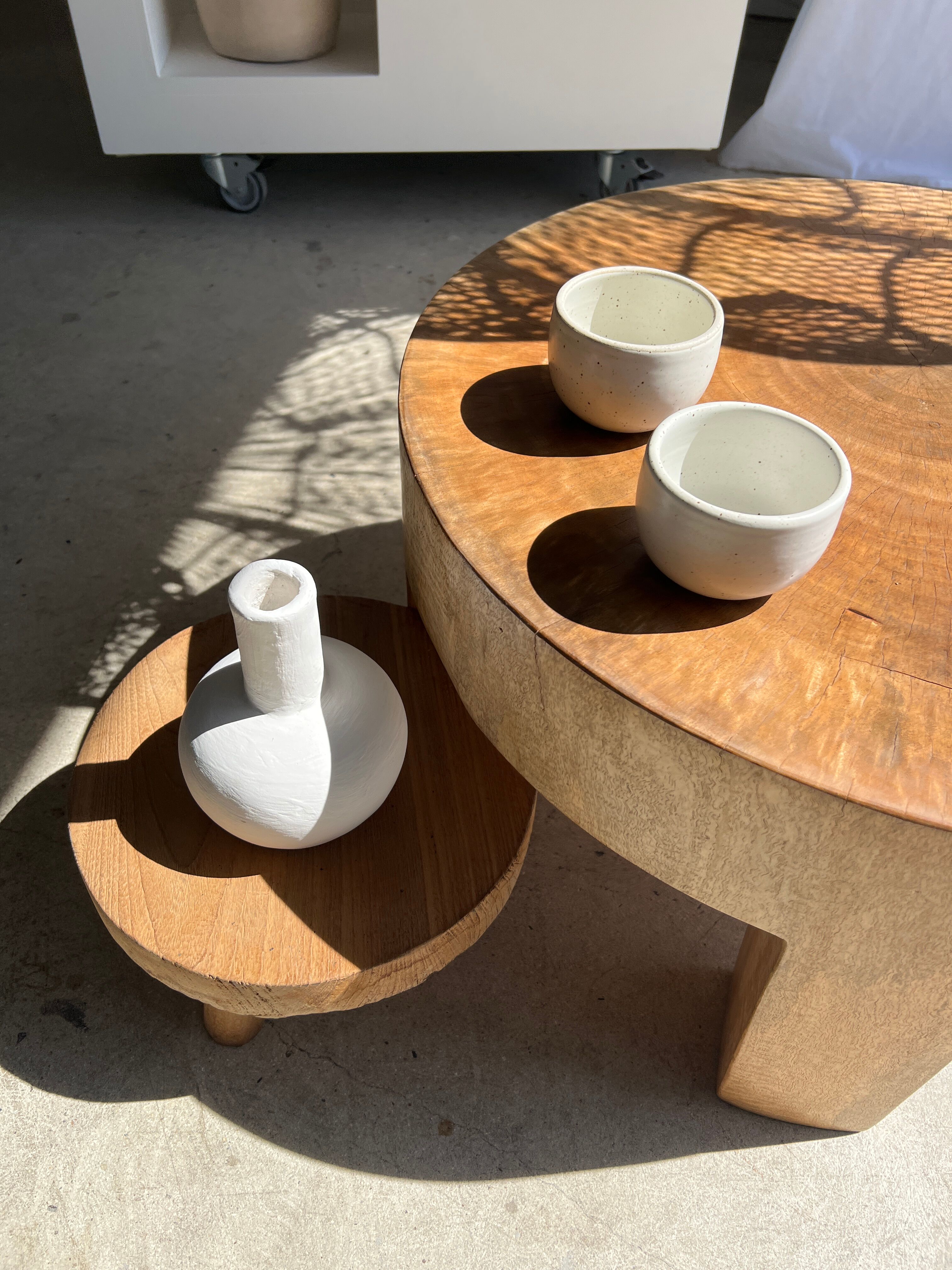 Quadripod coffee table in solid wood monoxyl natural color (dark)