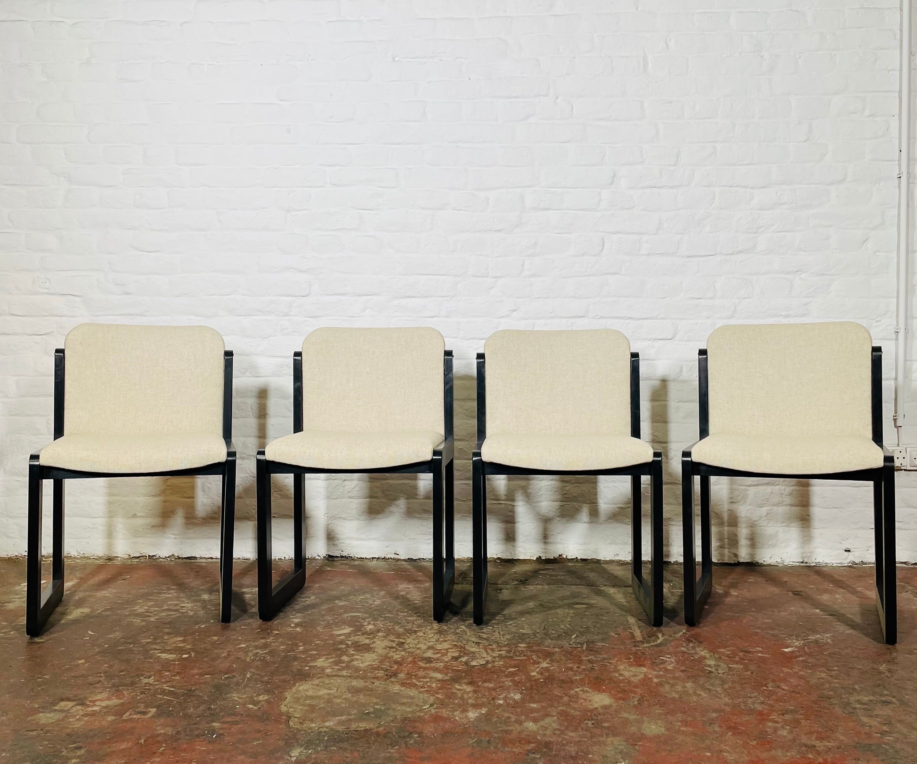 Suite de 4 chaises italiennes, 1970's
