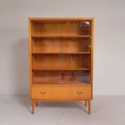 Vintage display cabinet with 2 sliding glass doors and 1 drawer, 1950s.