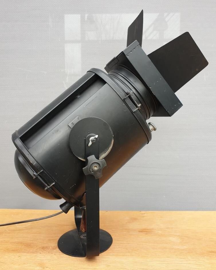 Cremer D70 projector lamp with focus shutters