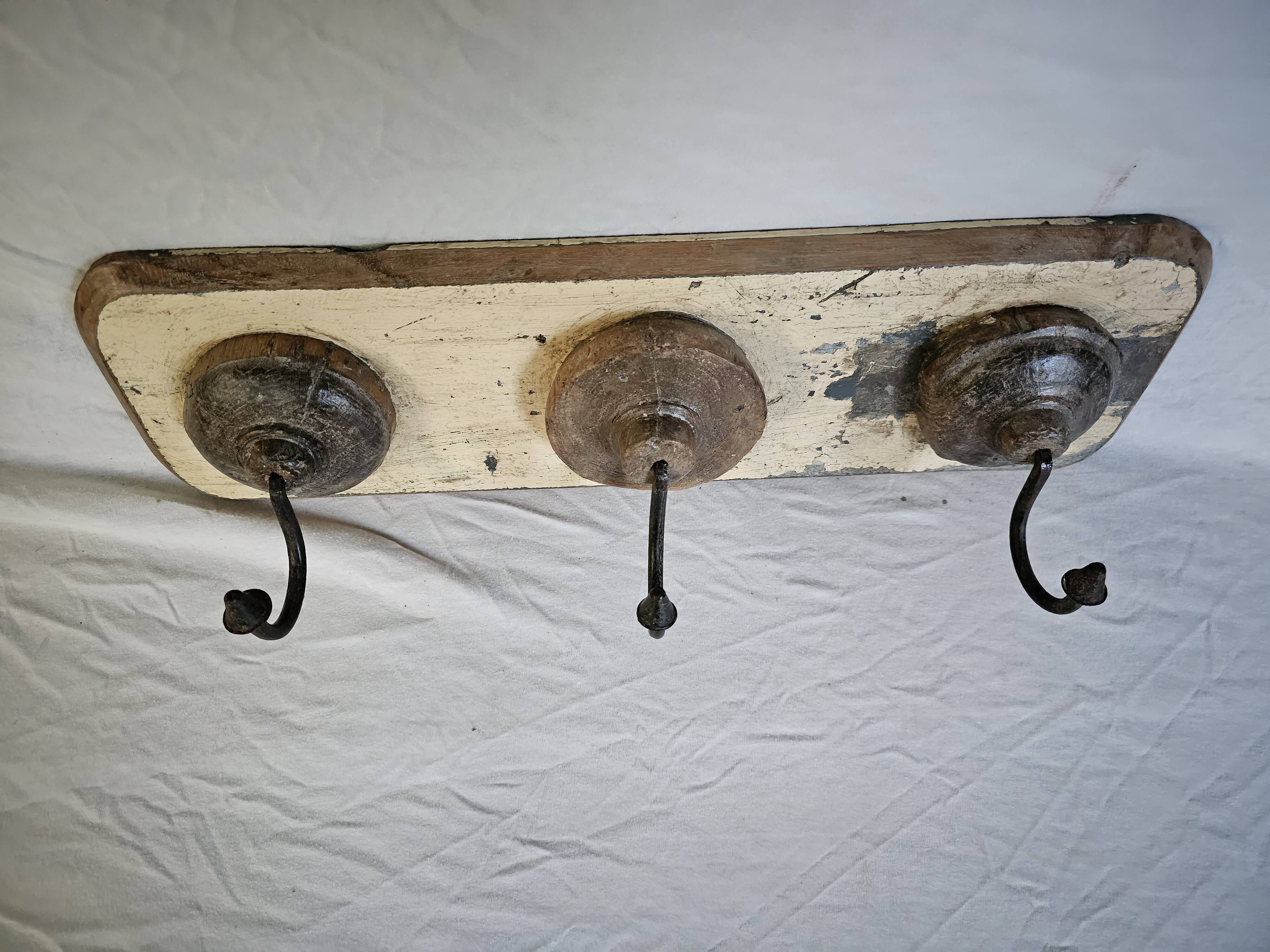 Ecru solid teak coat hook with 3 cast iron hooks