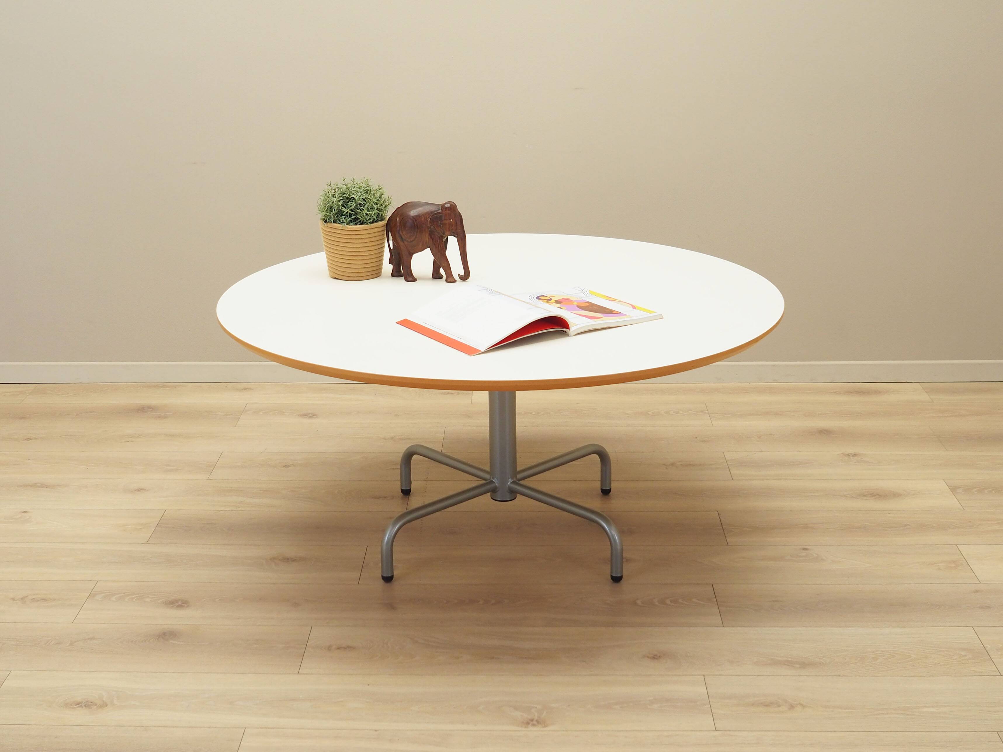 Round table, Danish design, 1990s, production: Denmark