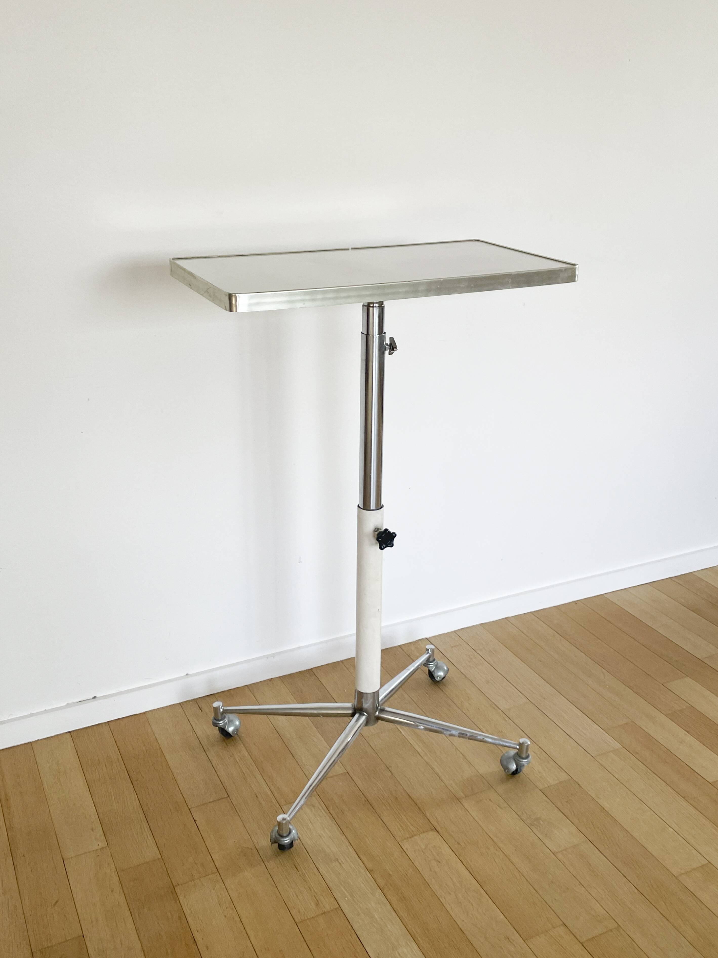 Tablet with chrome and white lacquered wheels