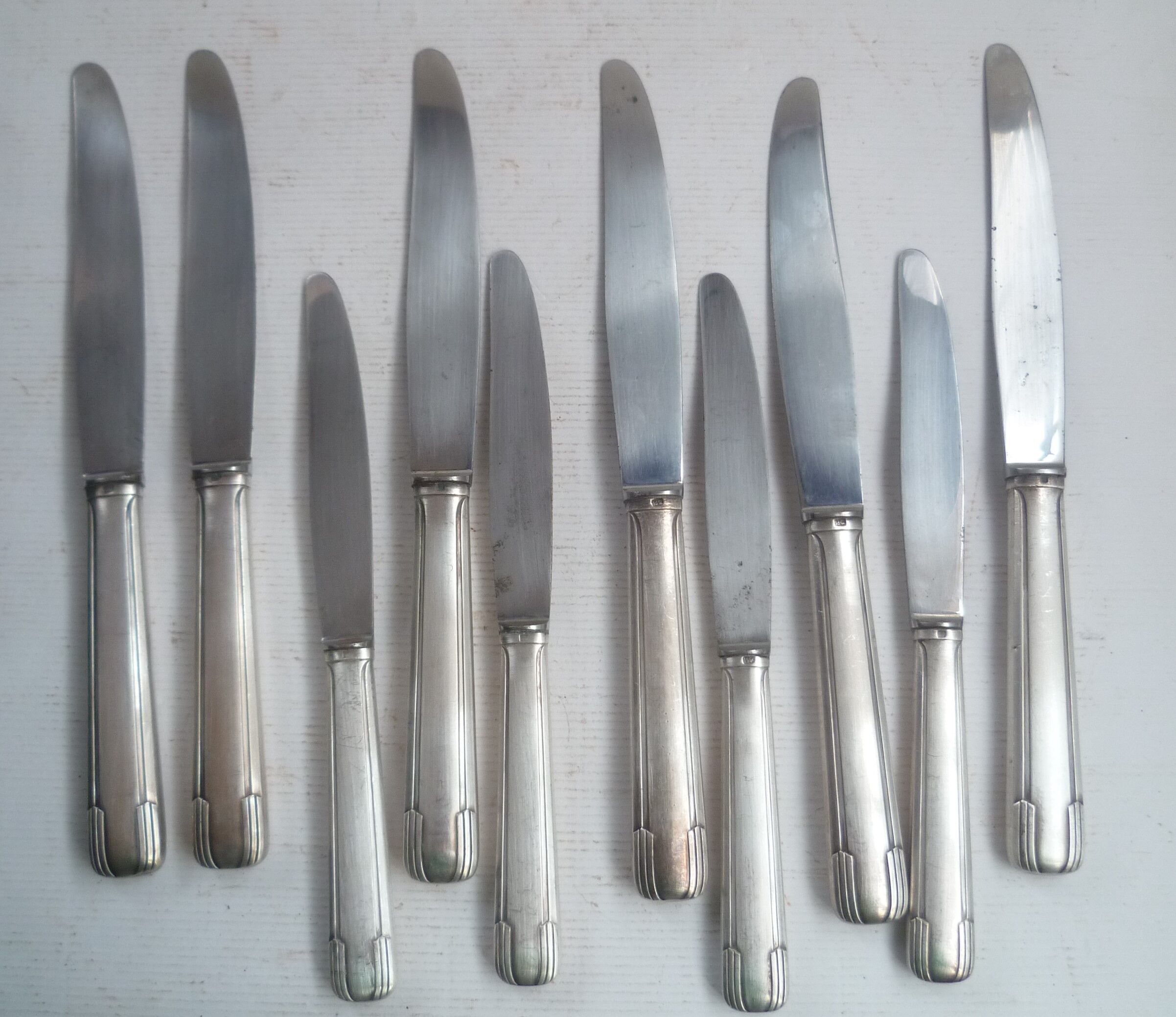 Set of 10 silver metal knives
