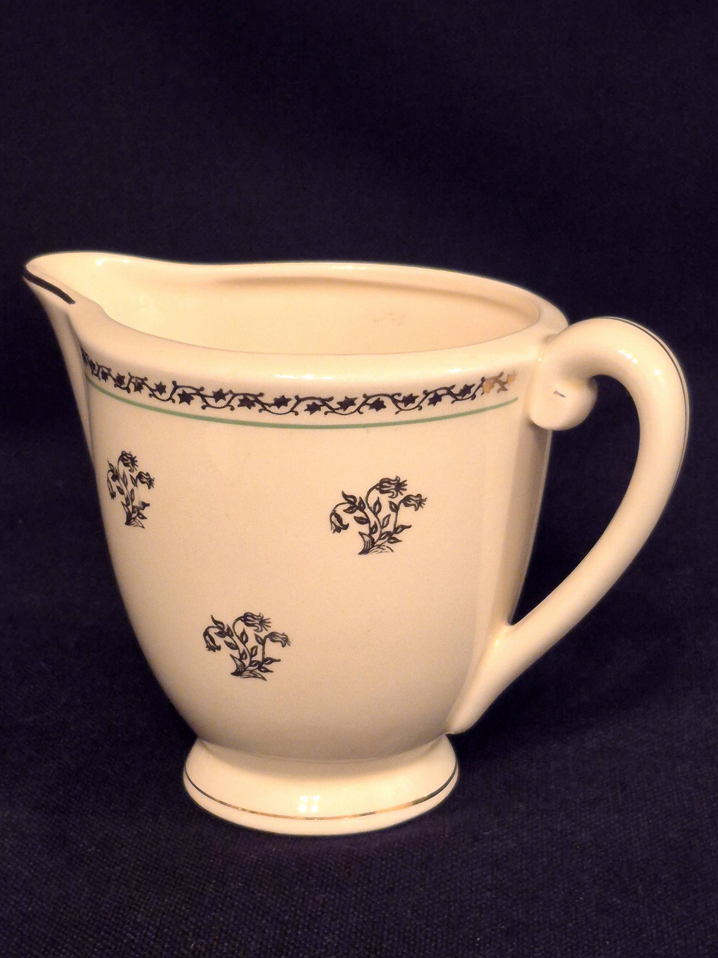 Antique milk jug in Gien earthenware, Valence model A040.
