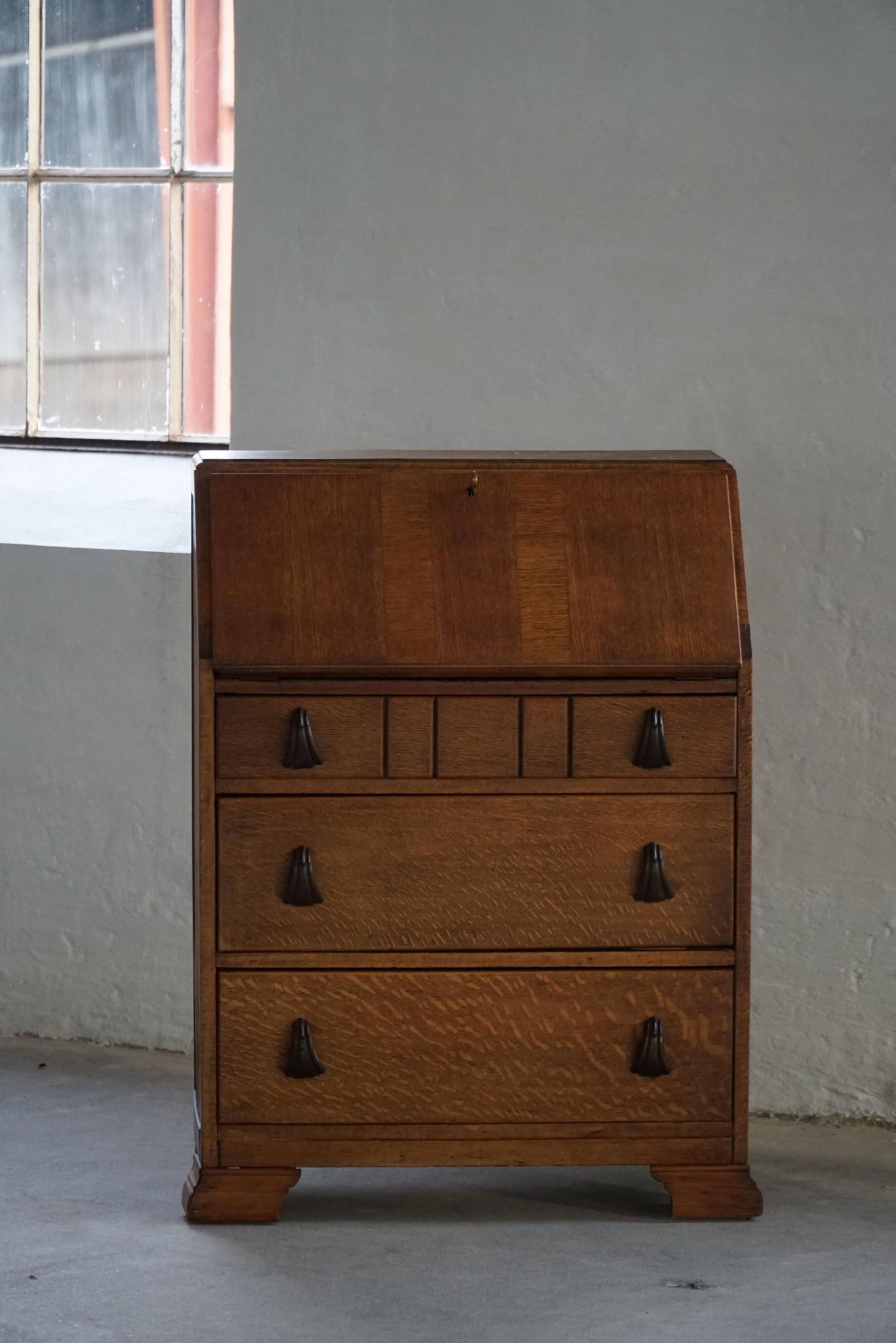 Desk / Chest of drawers in modern Danish oak from the early 20th century with shell handles.