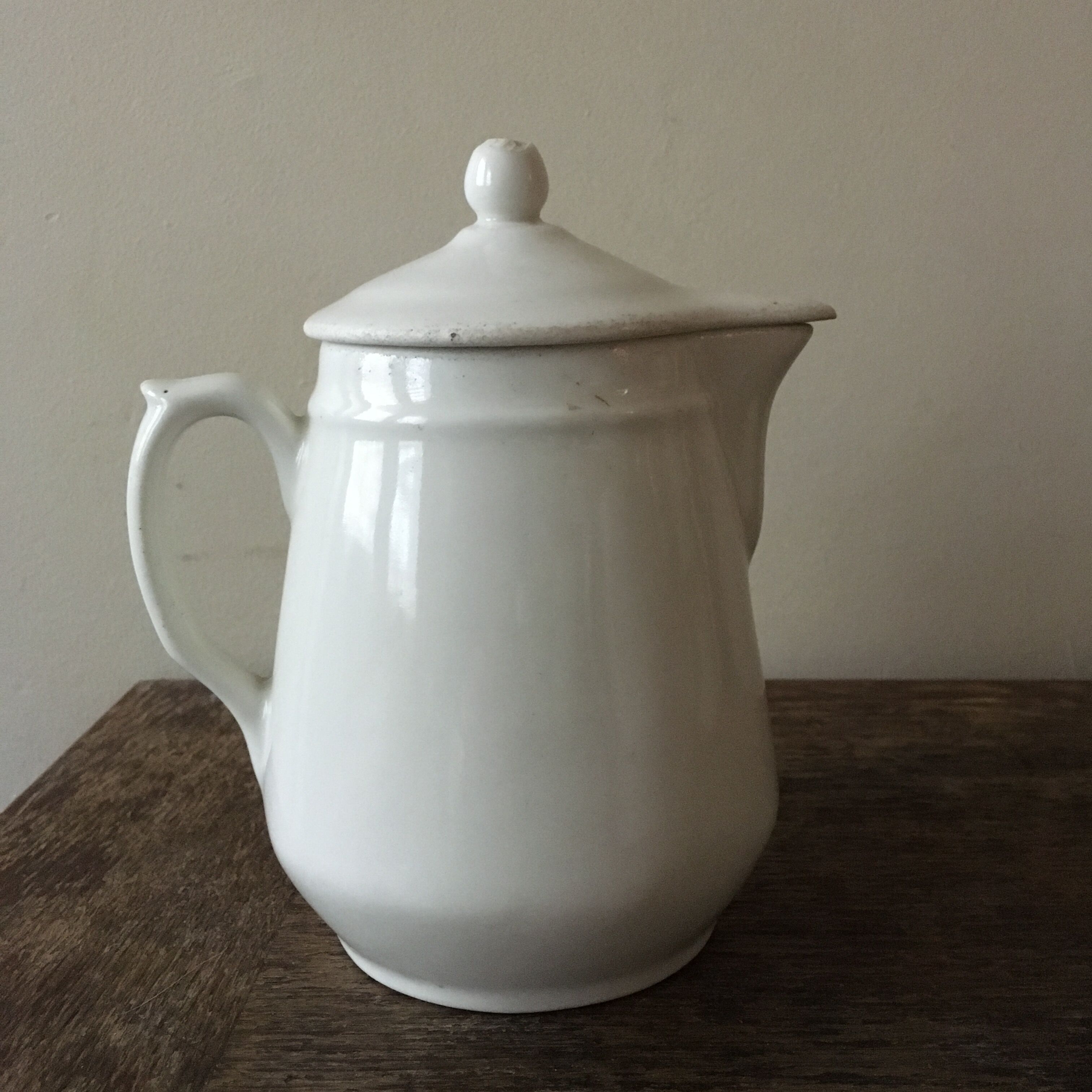 Cafetiere in fire porcelain or white sandstone (P. precious) of Grigny