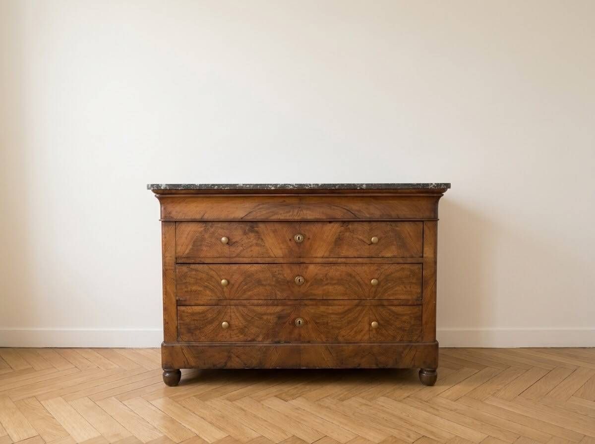 Commode ancienne en noyer avec plateau marbre