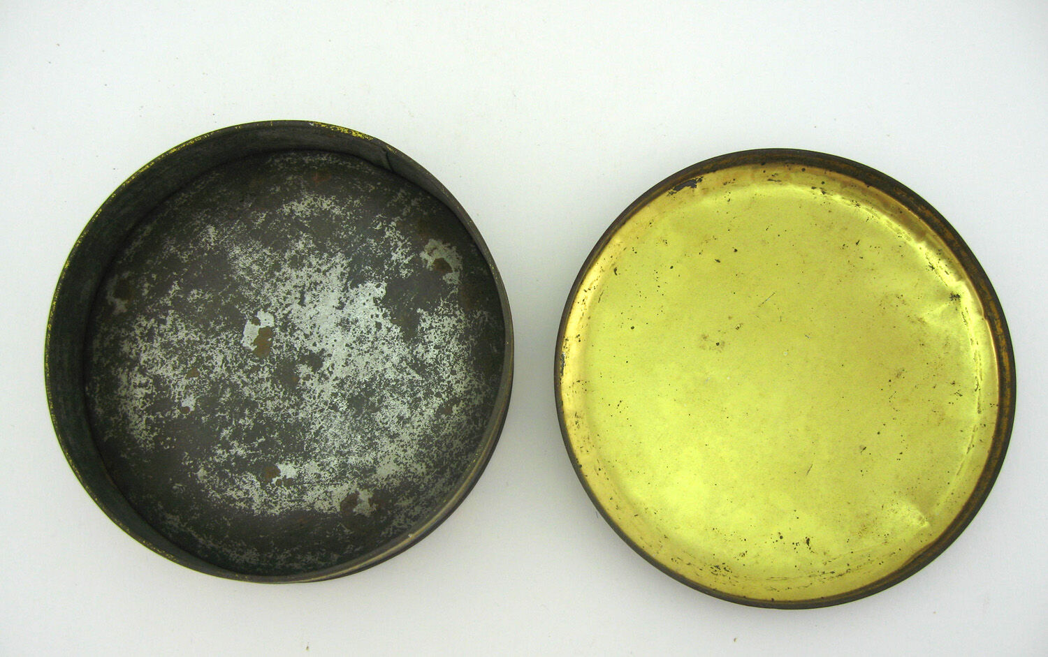 Old box of candies in lithographed sheet metal - Basilica Sacred Heart Paris - vintage 30s