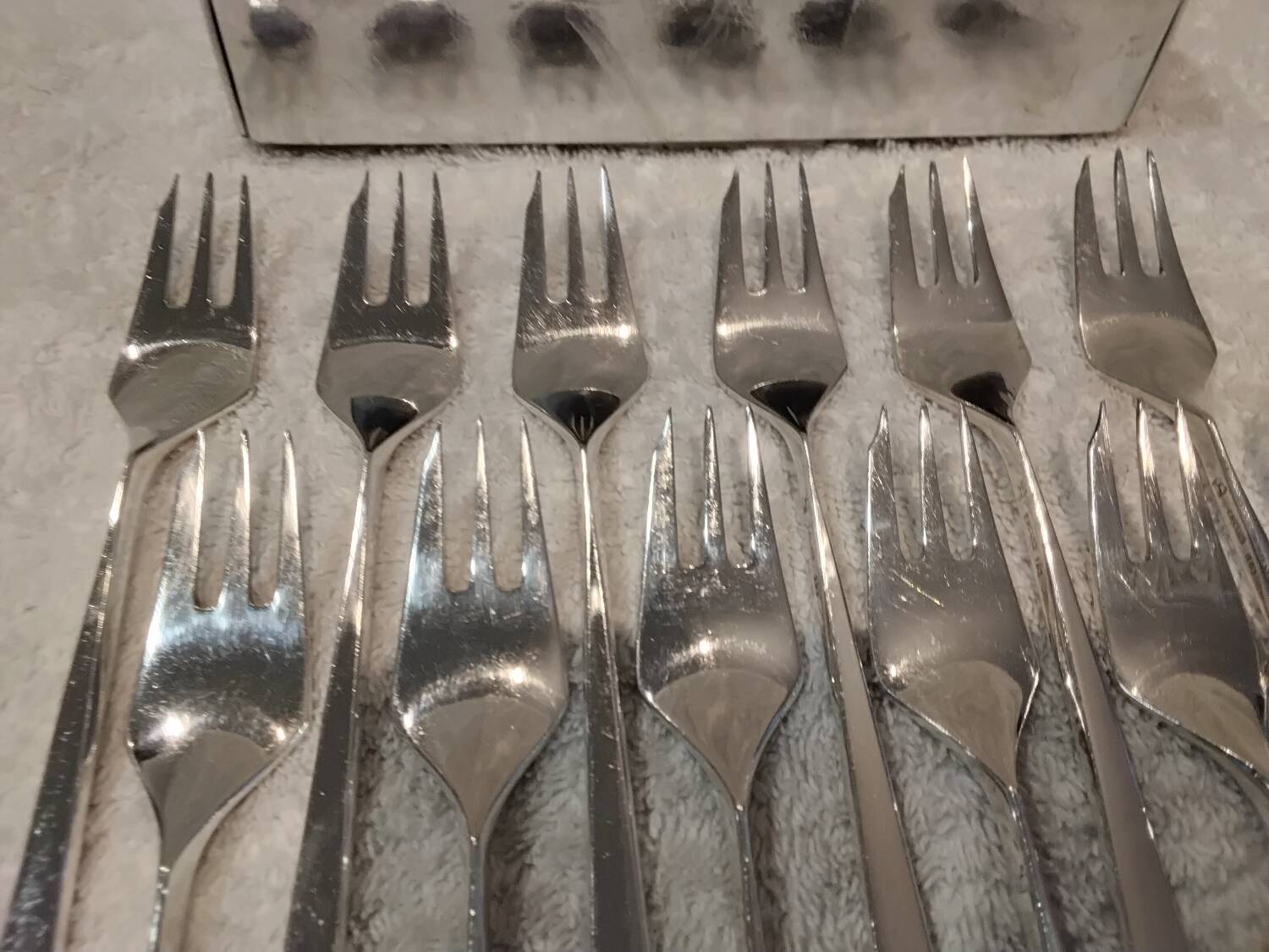 12 silver-plated metal cake forks by Ercuis Horizon silversmiths, 14.9cm