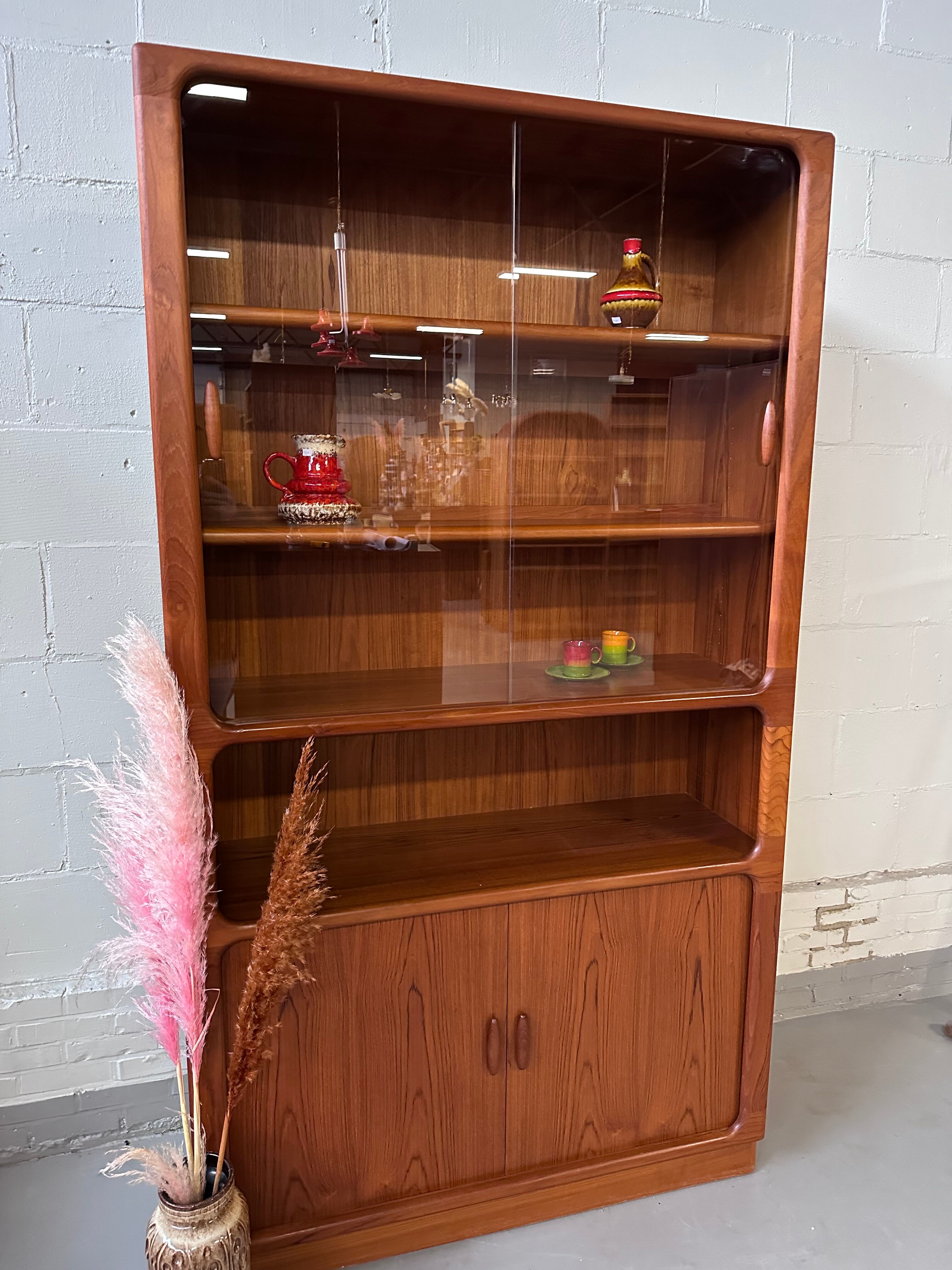 Dyrlund teak highboard closet