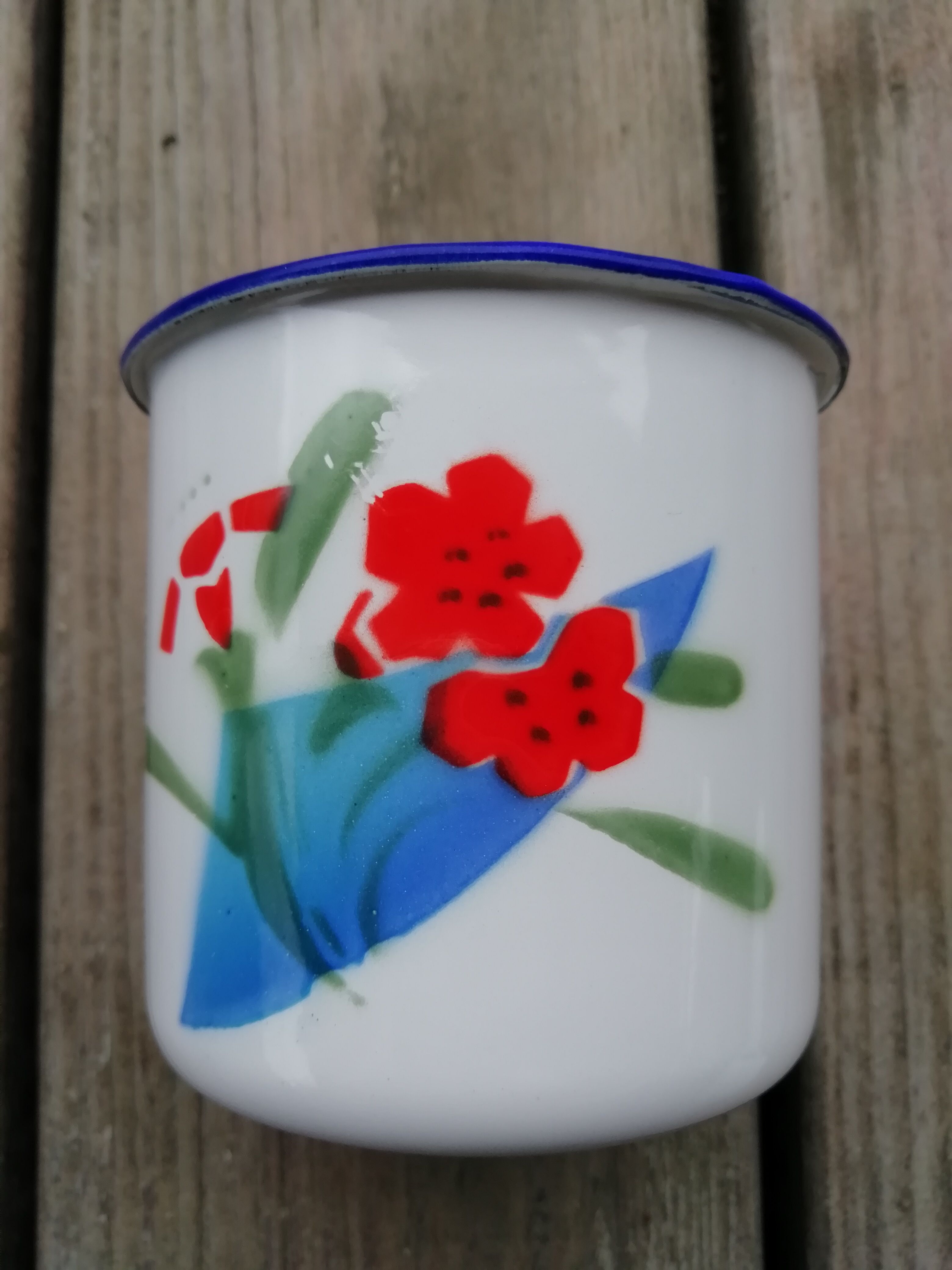 Set of cups and enamelled plate