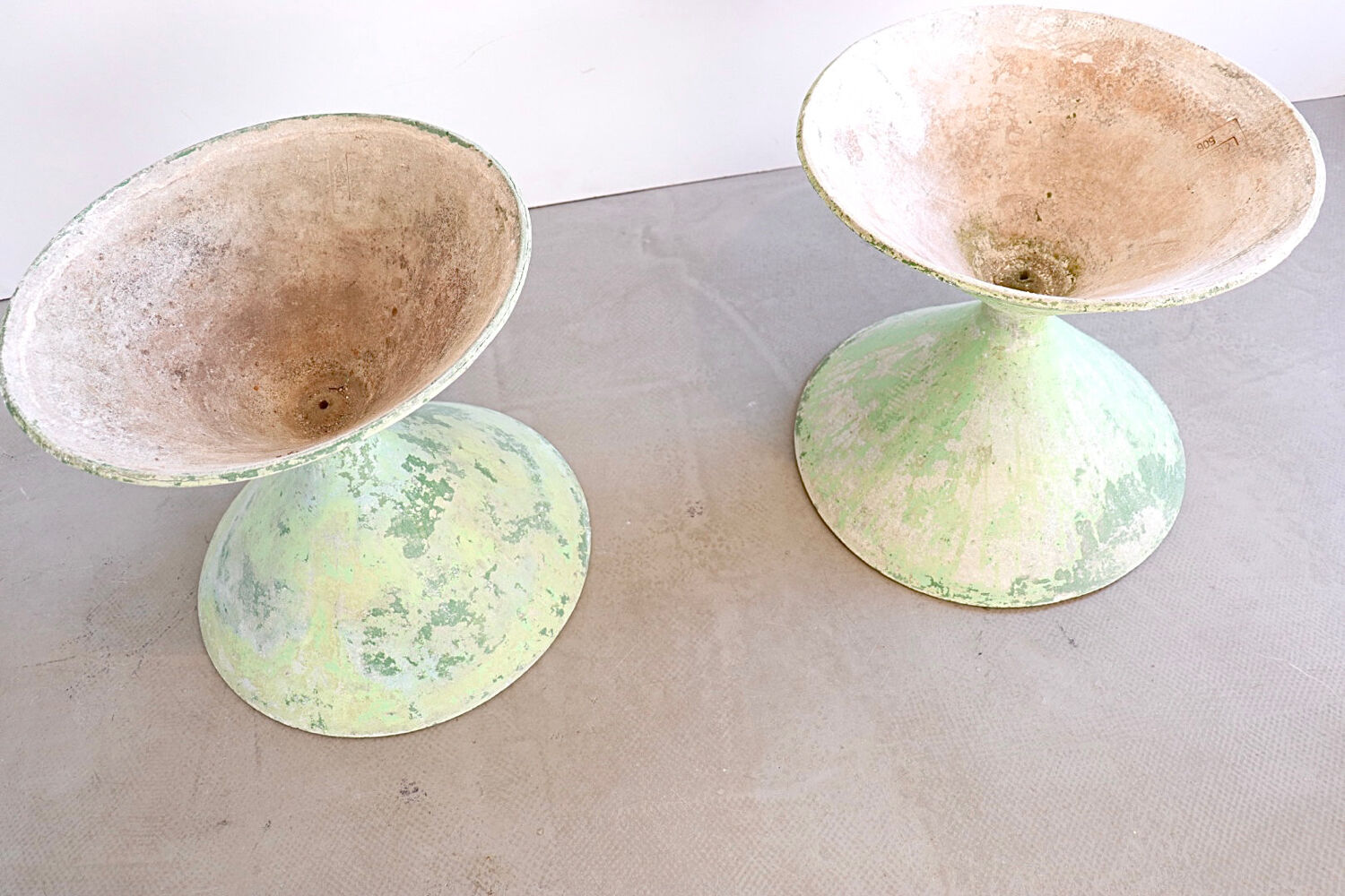 Pair of Eternit planters Diabolo design Anton Bee assisté de Guhl, Eternit
