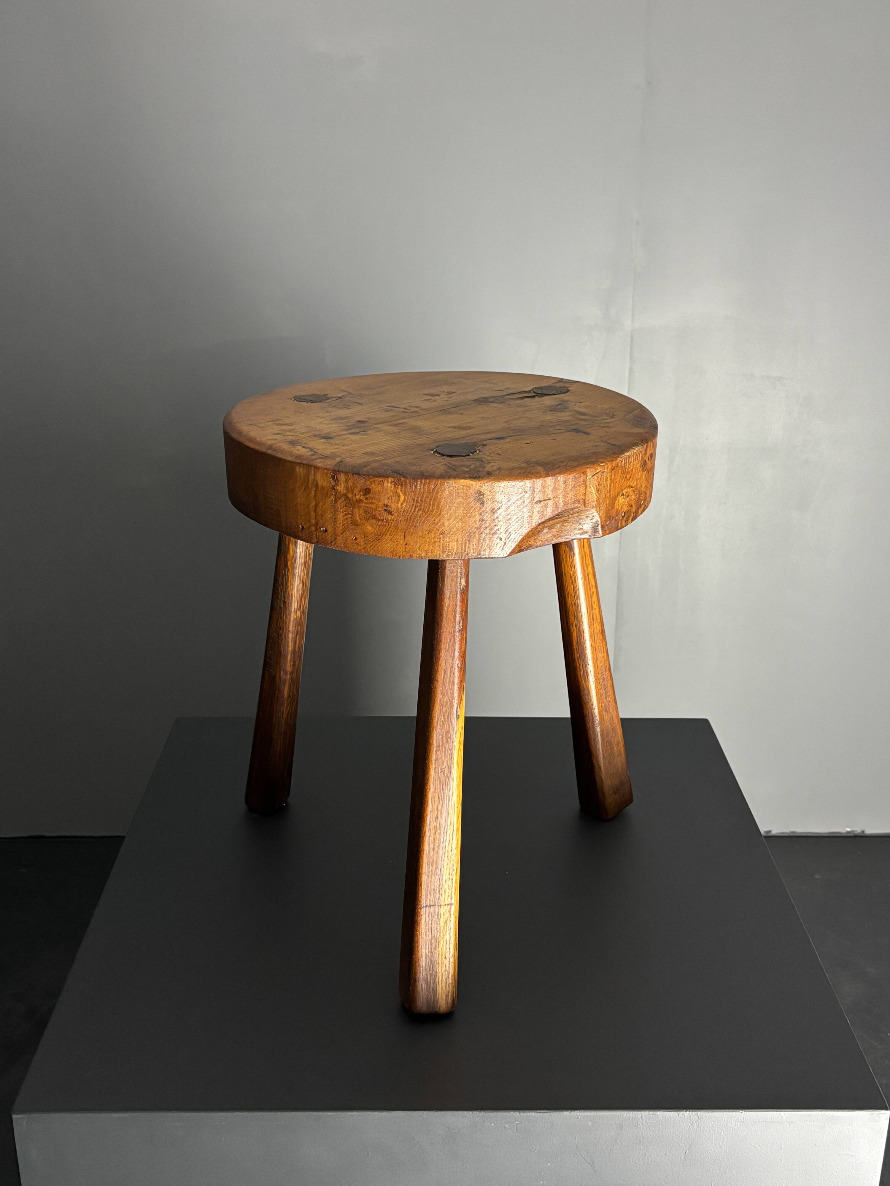 Tabouret de ferme rustique français massif de style brutaliste des années 1950
