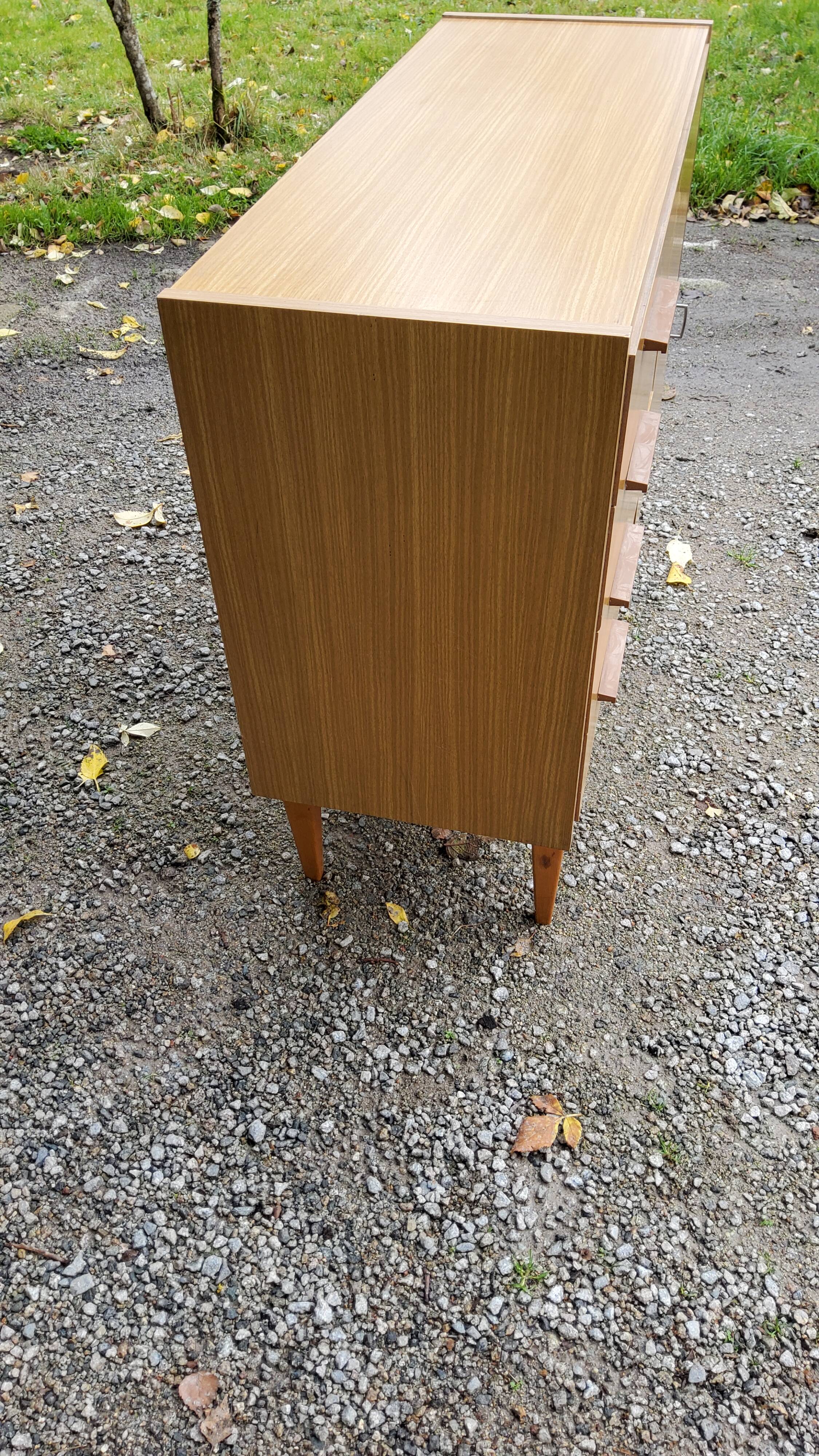 Chest of drawers of the 60s/70 feet spindles