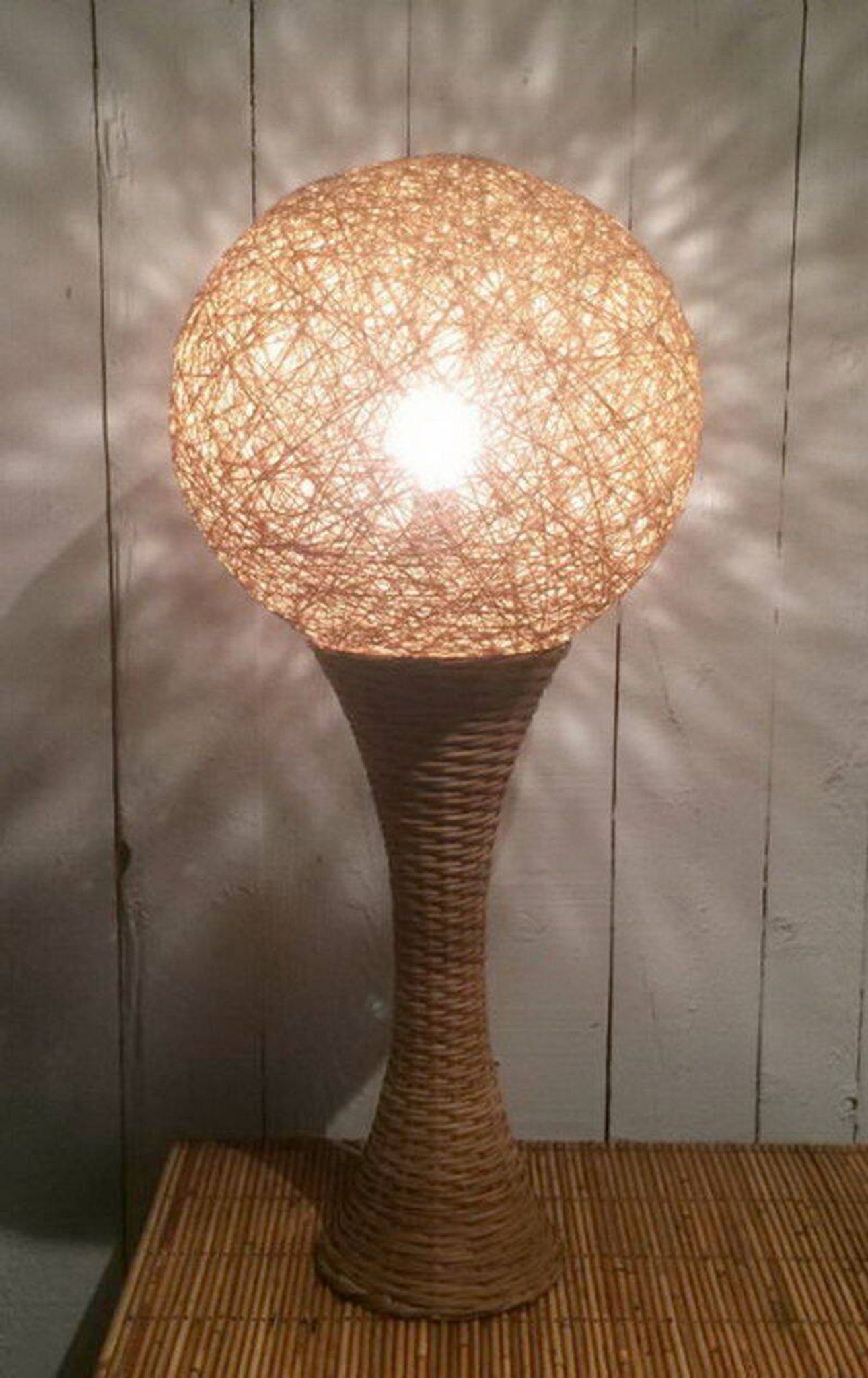 Grande lampe en rotin