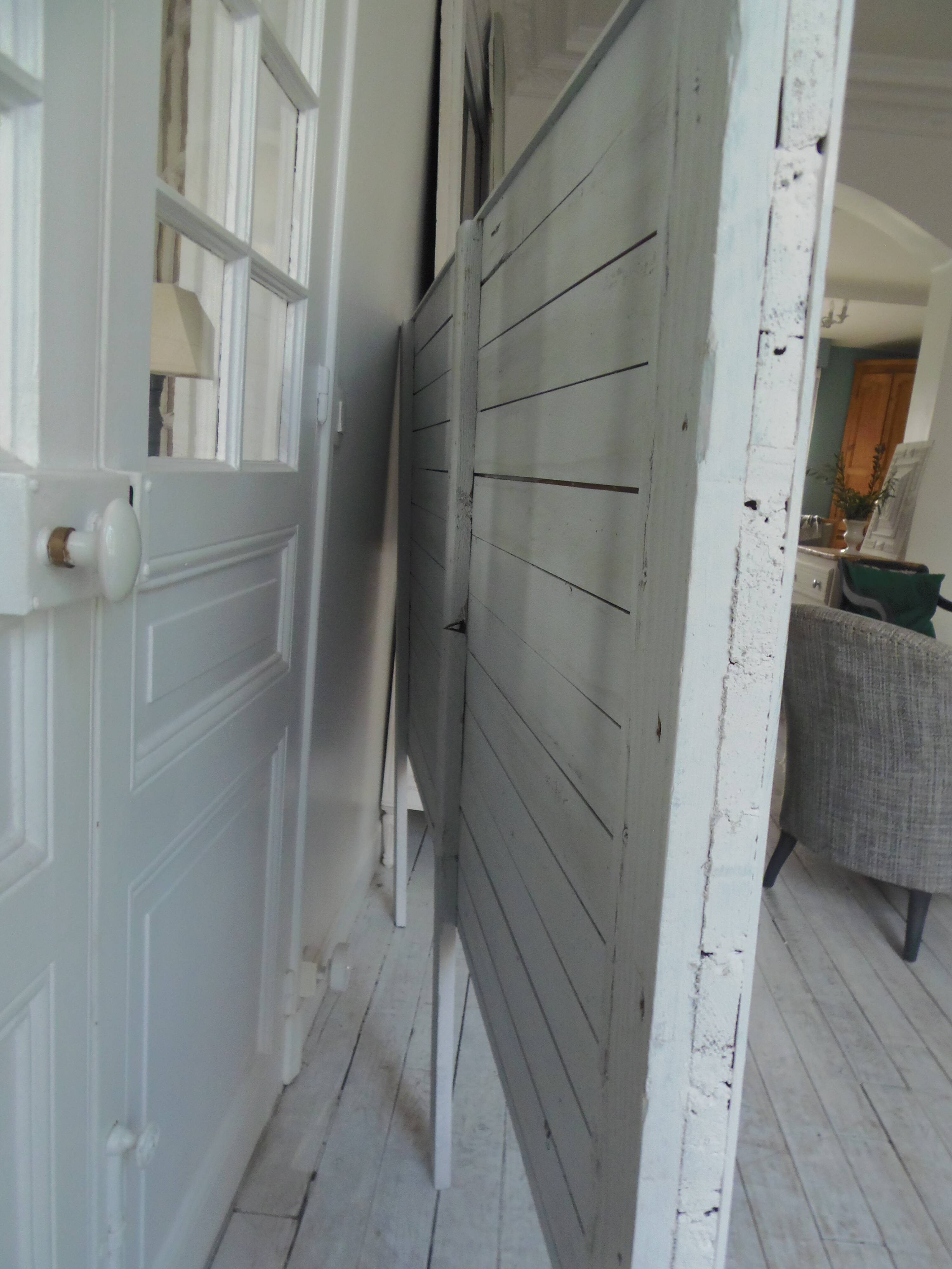 Headboard of 160 made with aged wood in pearl grey patina.