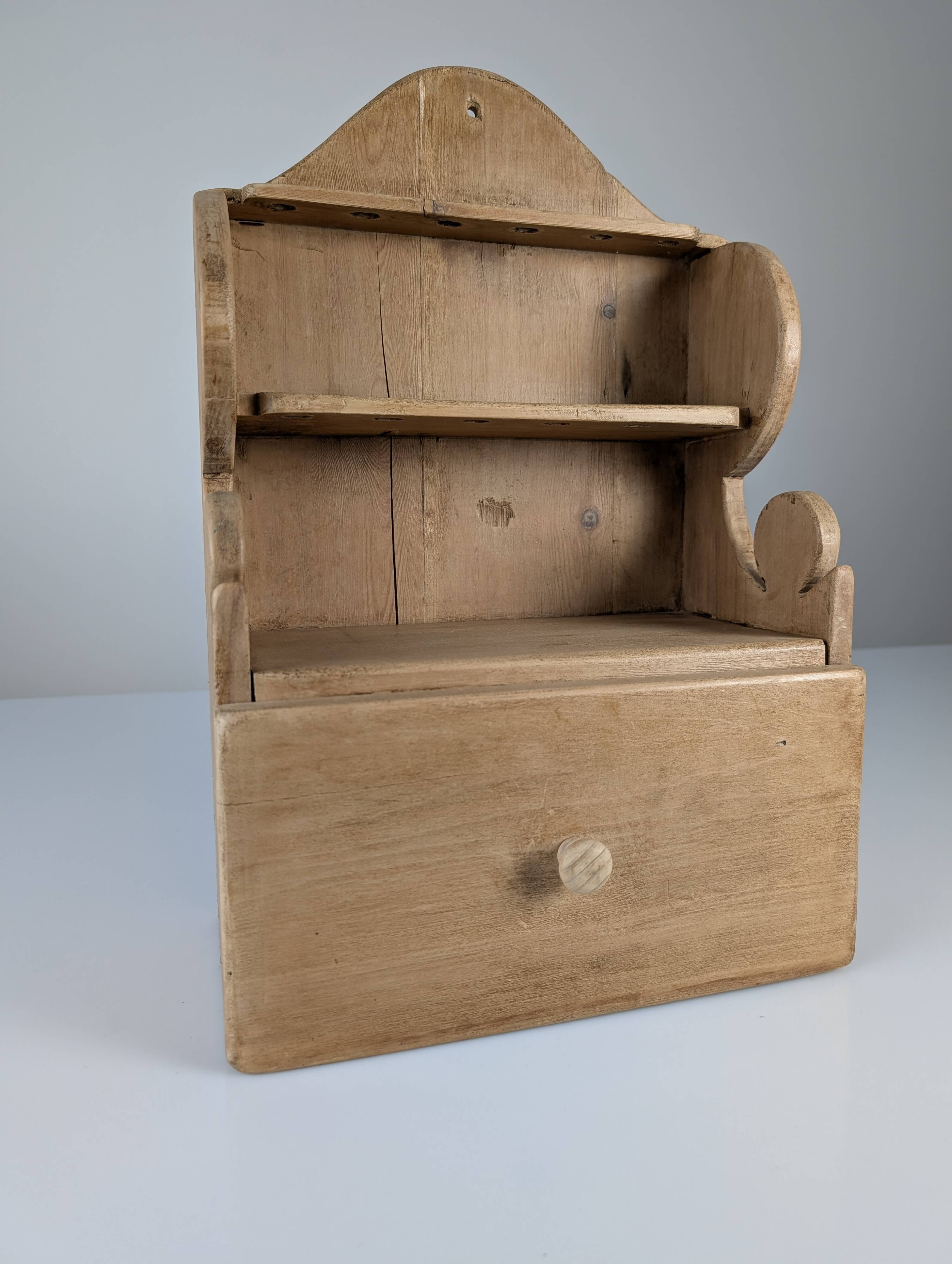 Étagère en pin sculpté à la main, style art populaire, 1 tiroir, 1950
