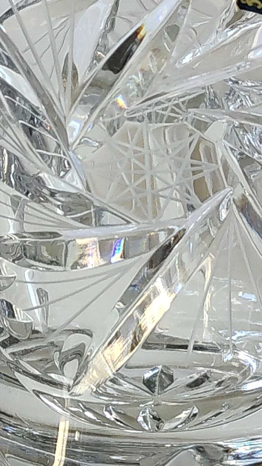 Decorative basket/fruit basket in Beyer cut crystal. Starry/leafy motifs