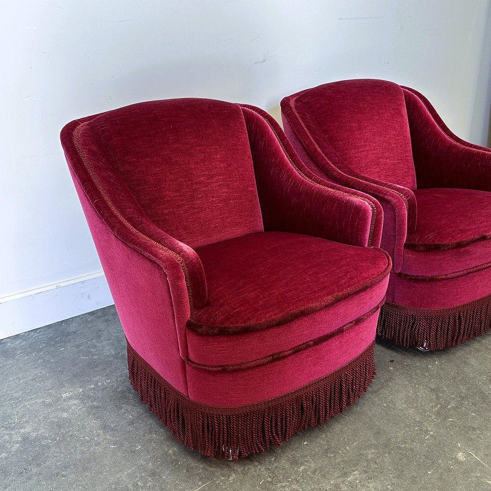 Paire de fauteuils de club vintage français en velours rouge profond avec jupe à franges, années 1960.