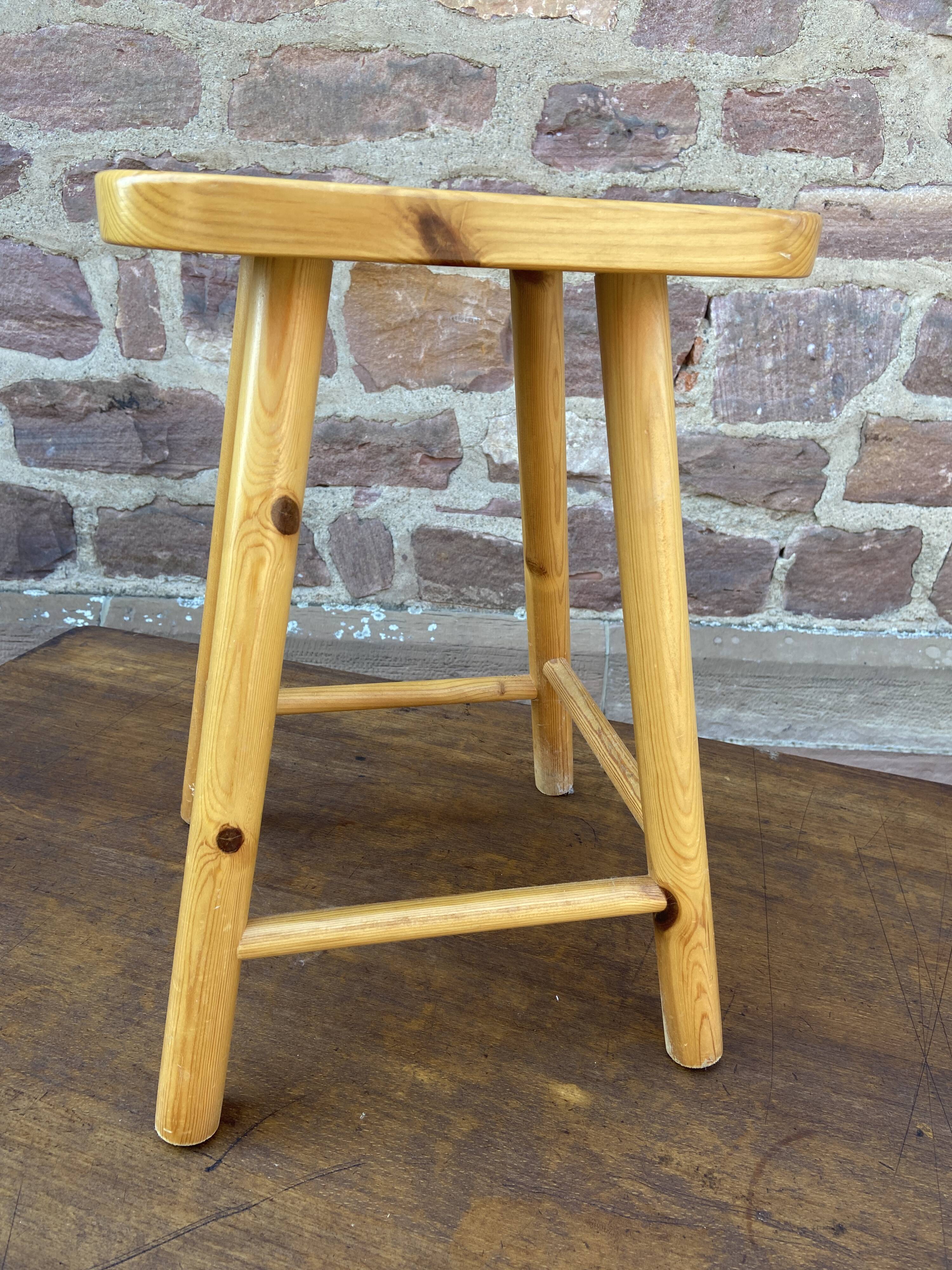 Tabouret vintage en pin type montagne Deco chalet