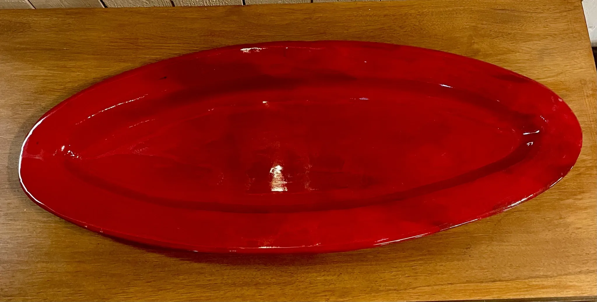 Plat en céramique rouge signé Voltz
