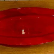 Plat en céramique rouge signé Voltz