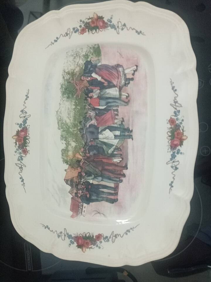 Plat de service. Faïencerie Digoin Sarreguemines. Motif Alsacien.