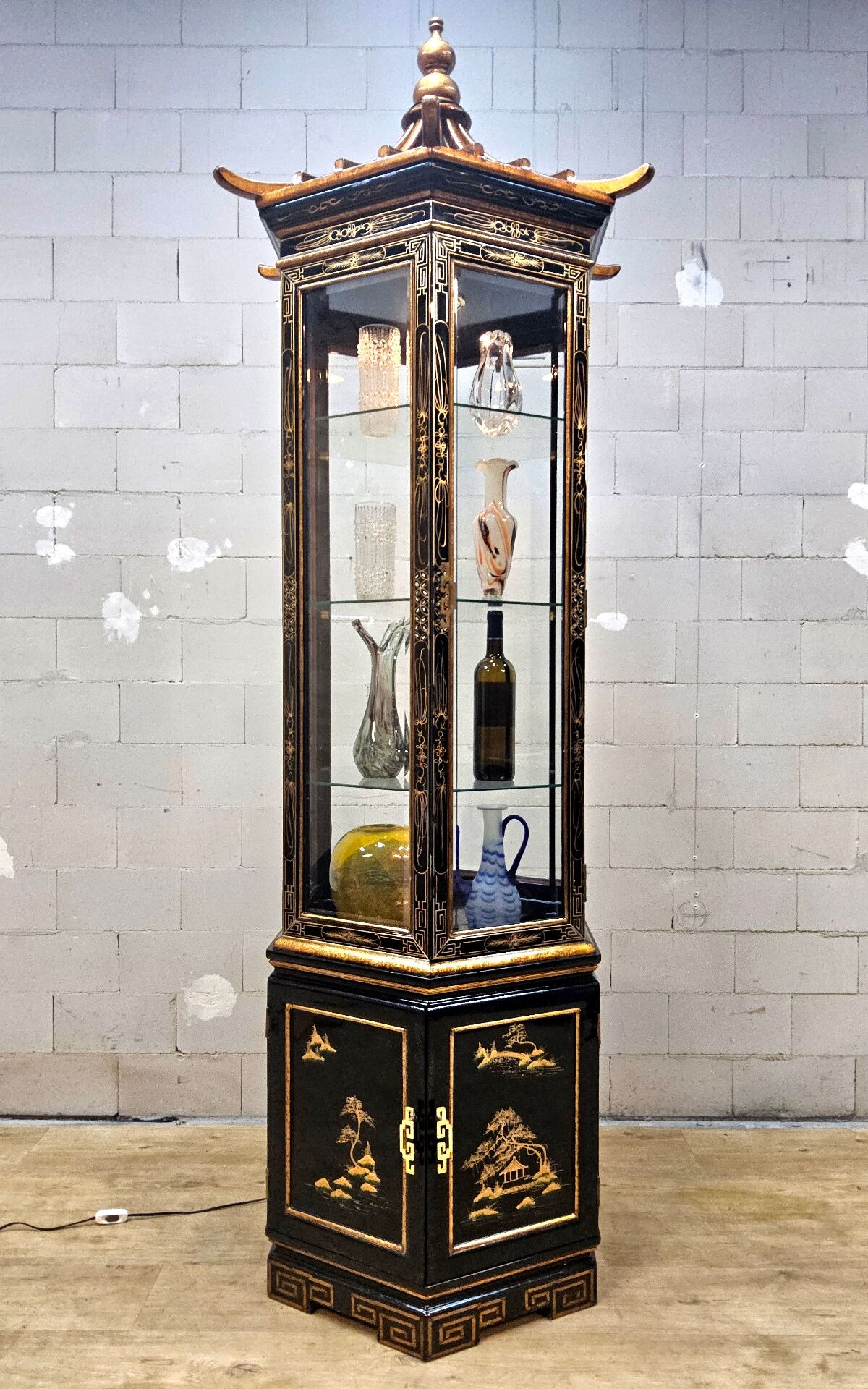 Vitrine chinoise avec toit en pagode et éclairage (asiatique)