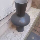 Vase design en verre opaline gris