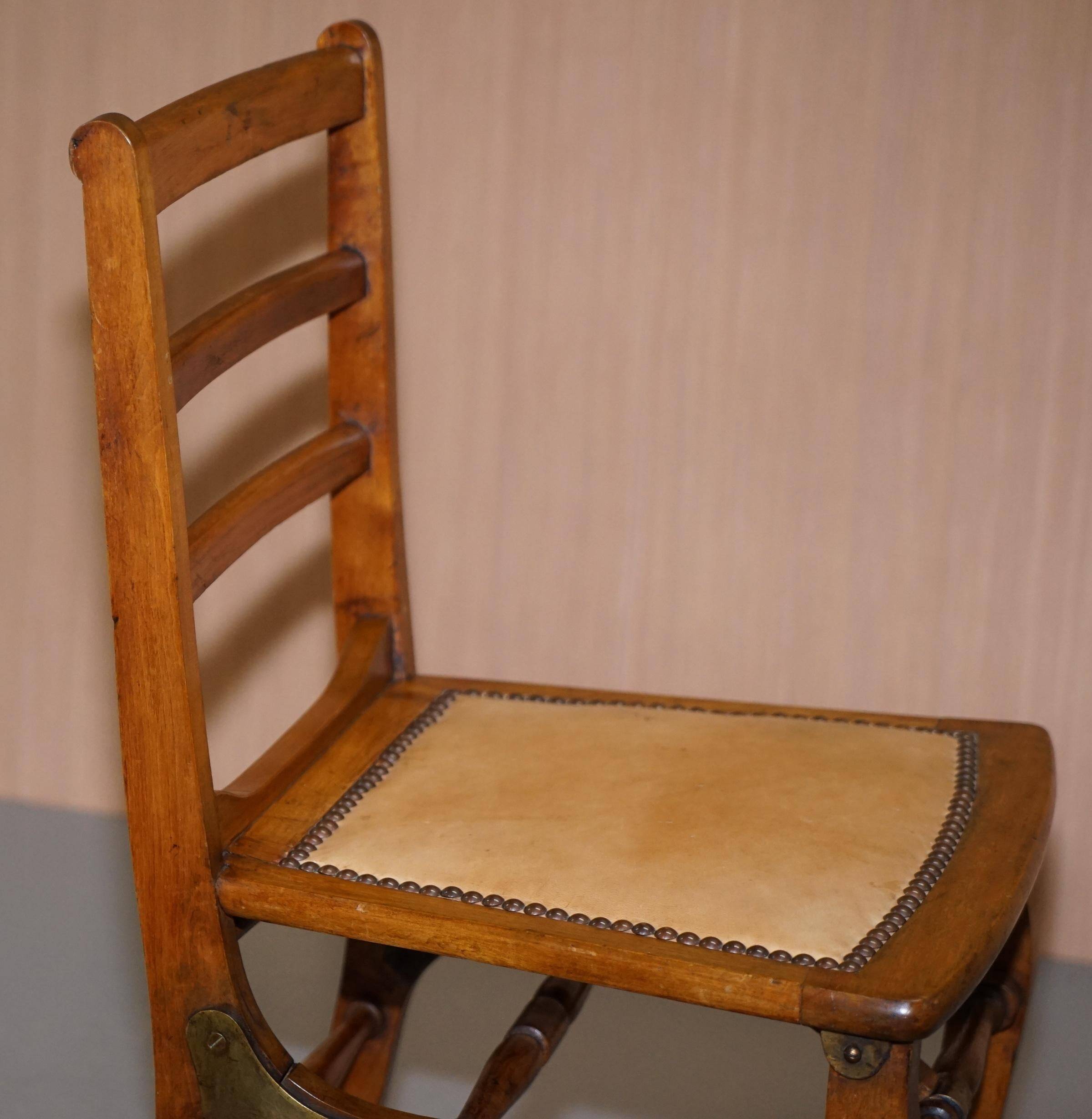 Chaise pliante militaire rare circa 1890 en fruitwood massif avec ferrure en laiton