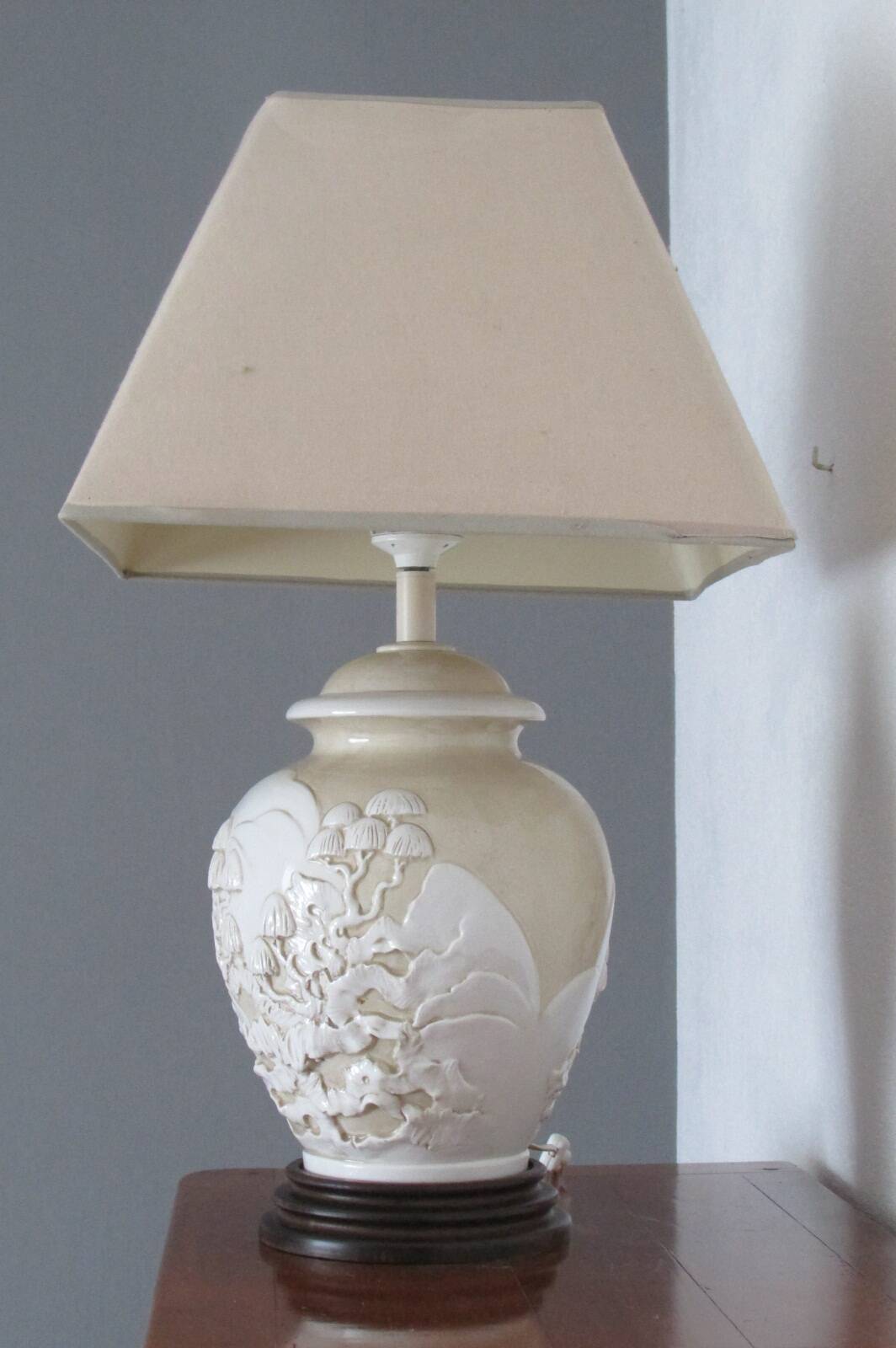 Large enameled porcelain lamp in relief, Asian pattern