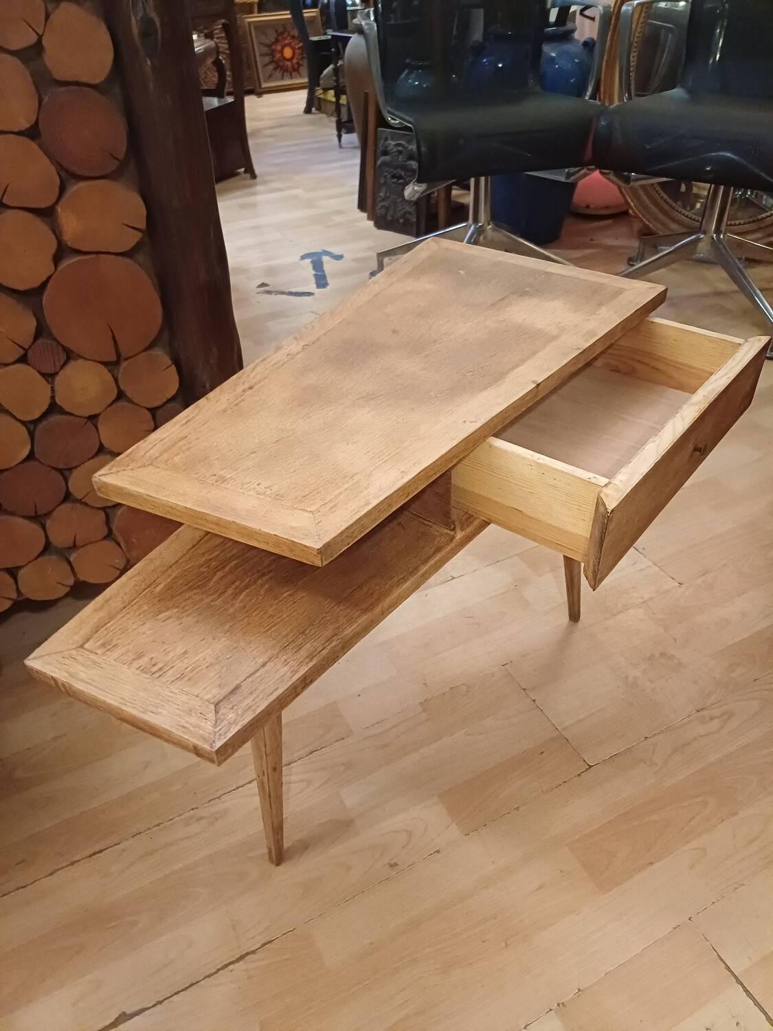 Petit meuble en bois tripode, design 1950
