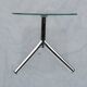 Table d’appoint tripode moderniste en verre trempé et métal chromé