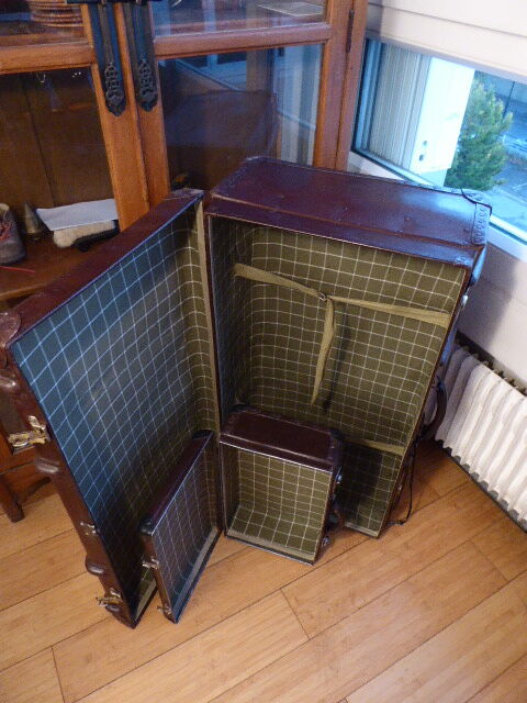 Duo of vintage dark brown suitcases "Mother Big and her little chaperone"