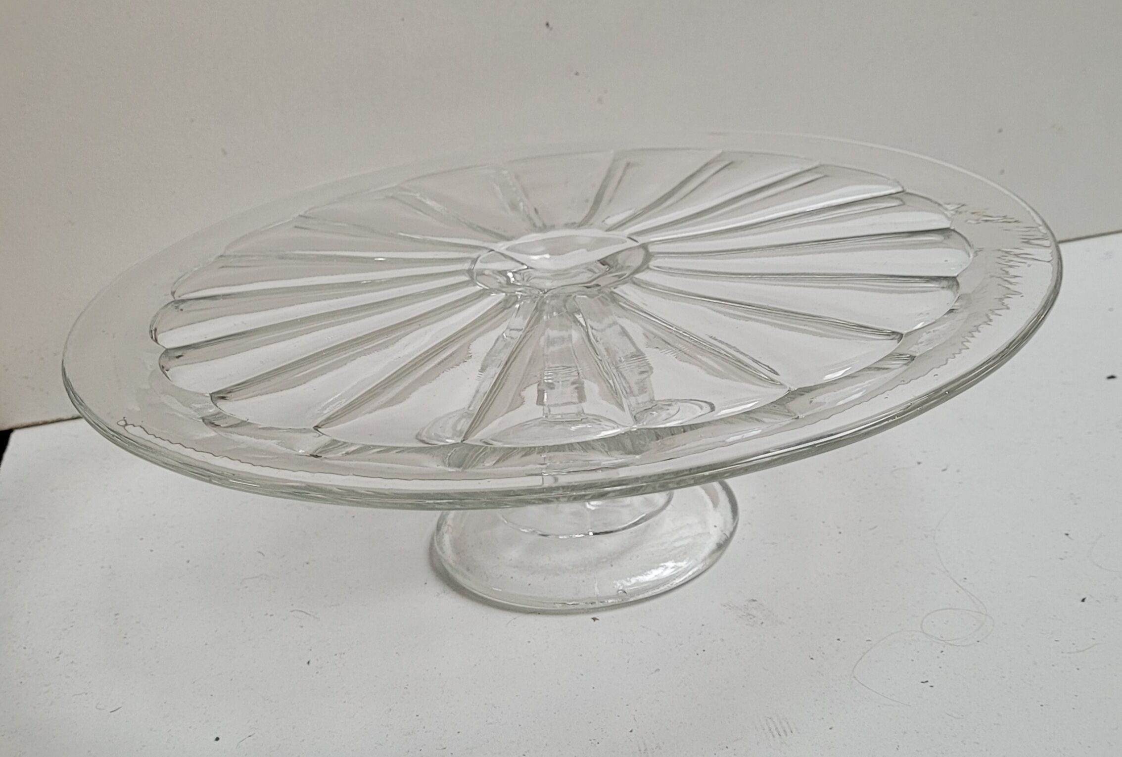 Standing dish for cake or pie