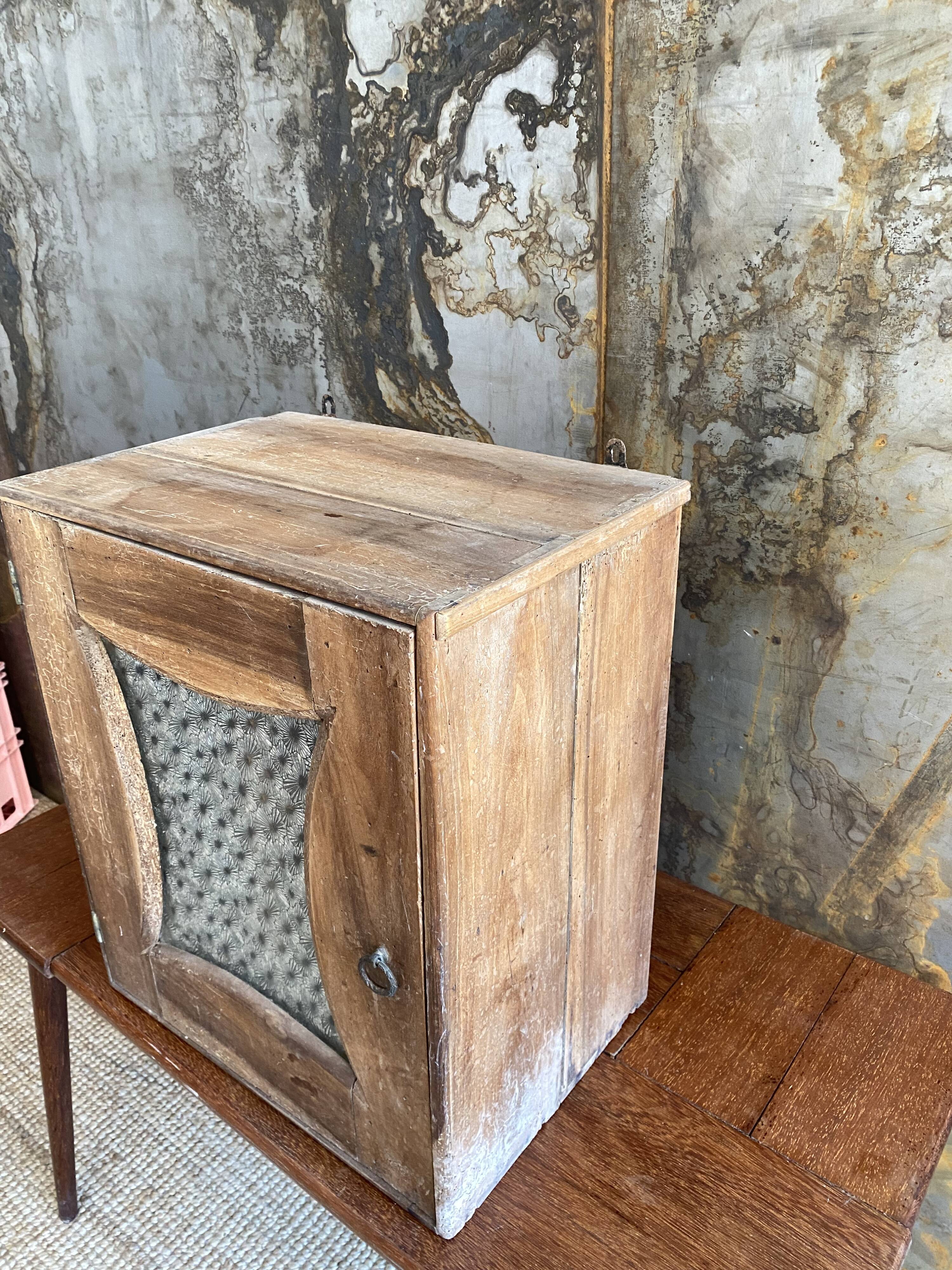 Armoirette murale en bois brut