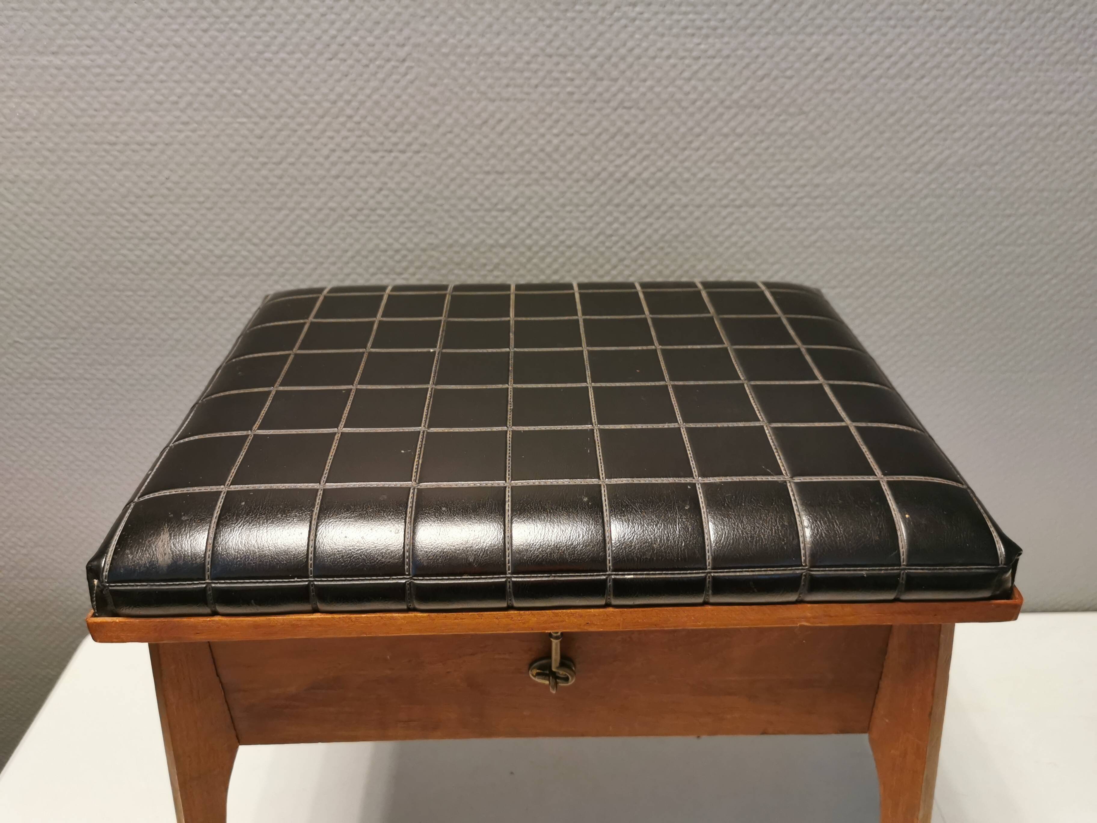Meuble de rangement/tabouret de fabrication danoise en bois de teck et skaï noir (simili cuir) estimé années 1960-1970