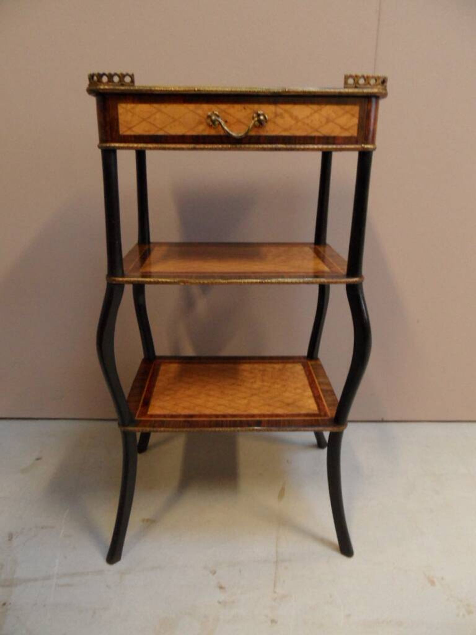 Table d'appoint antique Napoléon 3 avec marqueterie