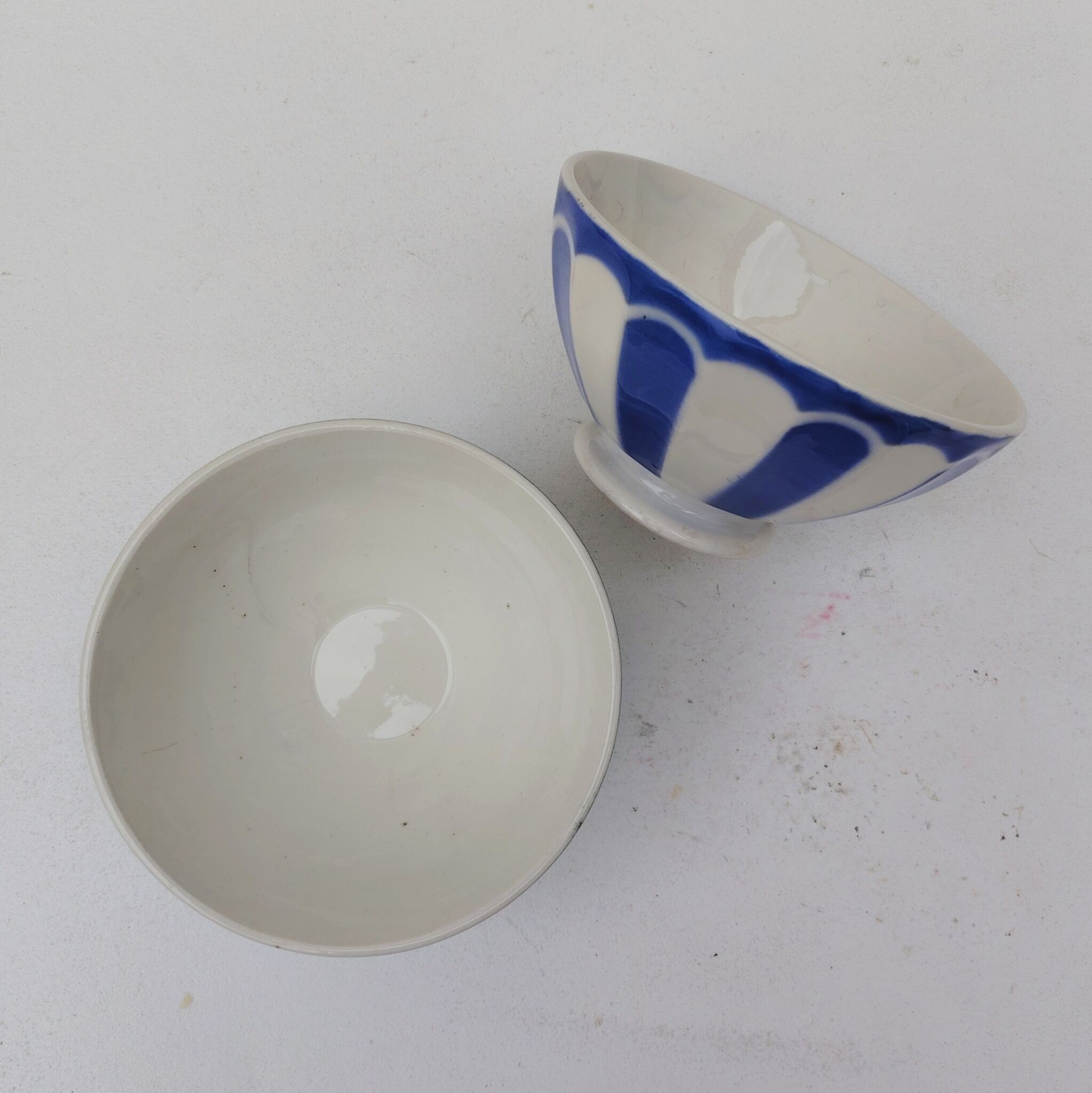 Pair of bowls, Sarreguemines earthenware, geometric design.