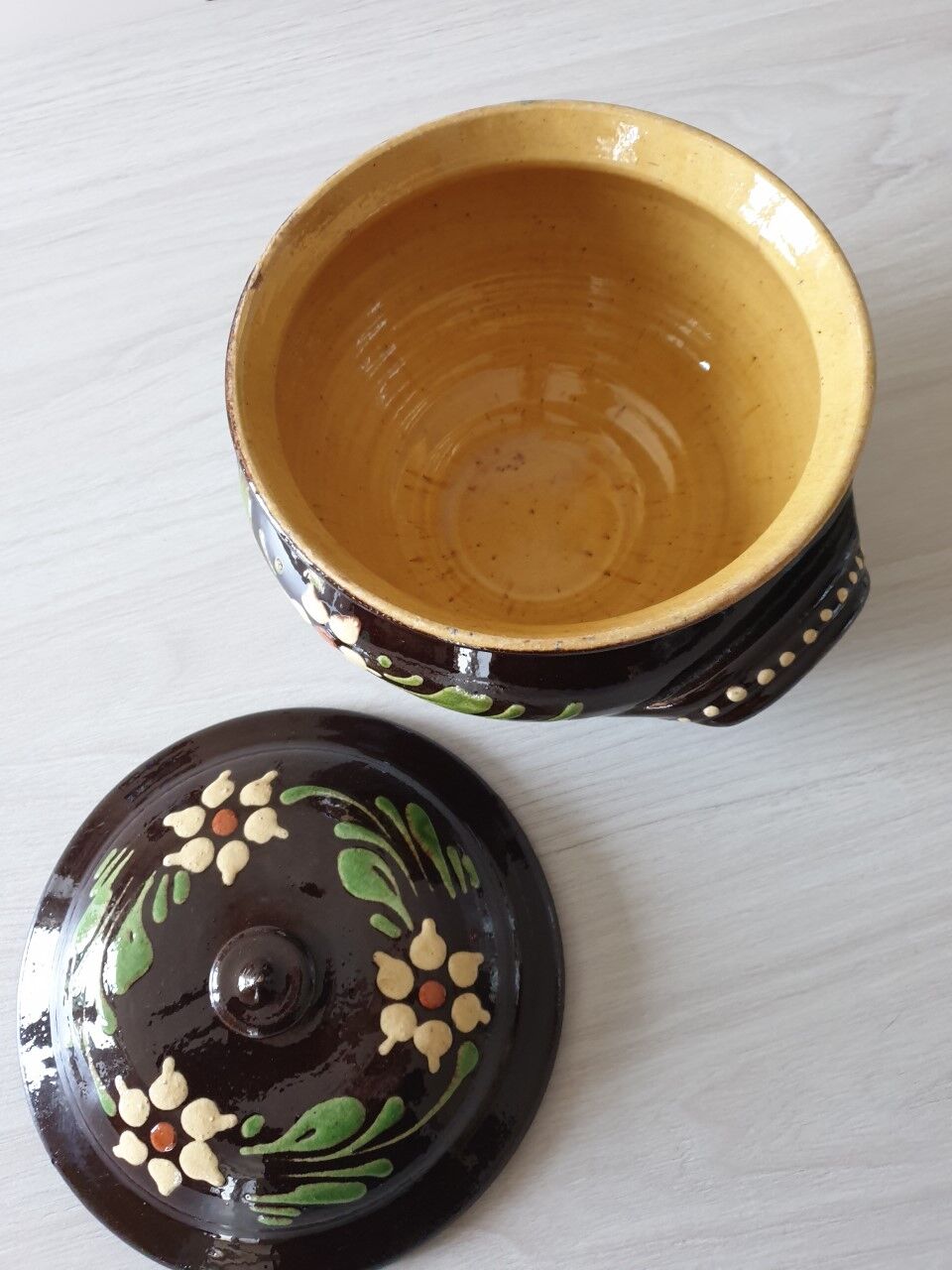 Large glazed terracotta covered pot