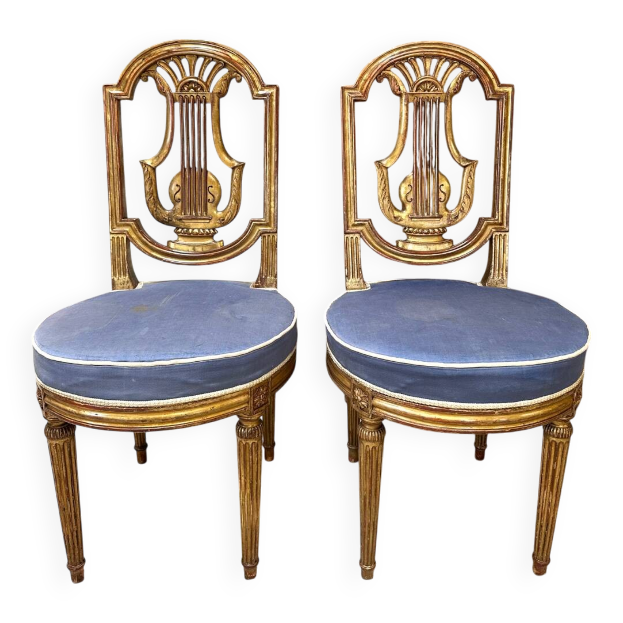 Paire de chaises style Louis XVI en bois doré
