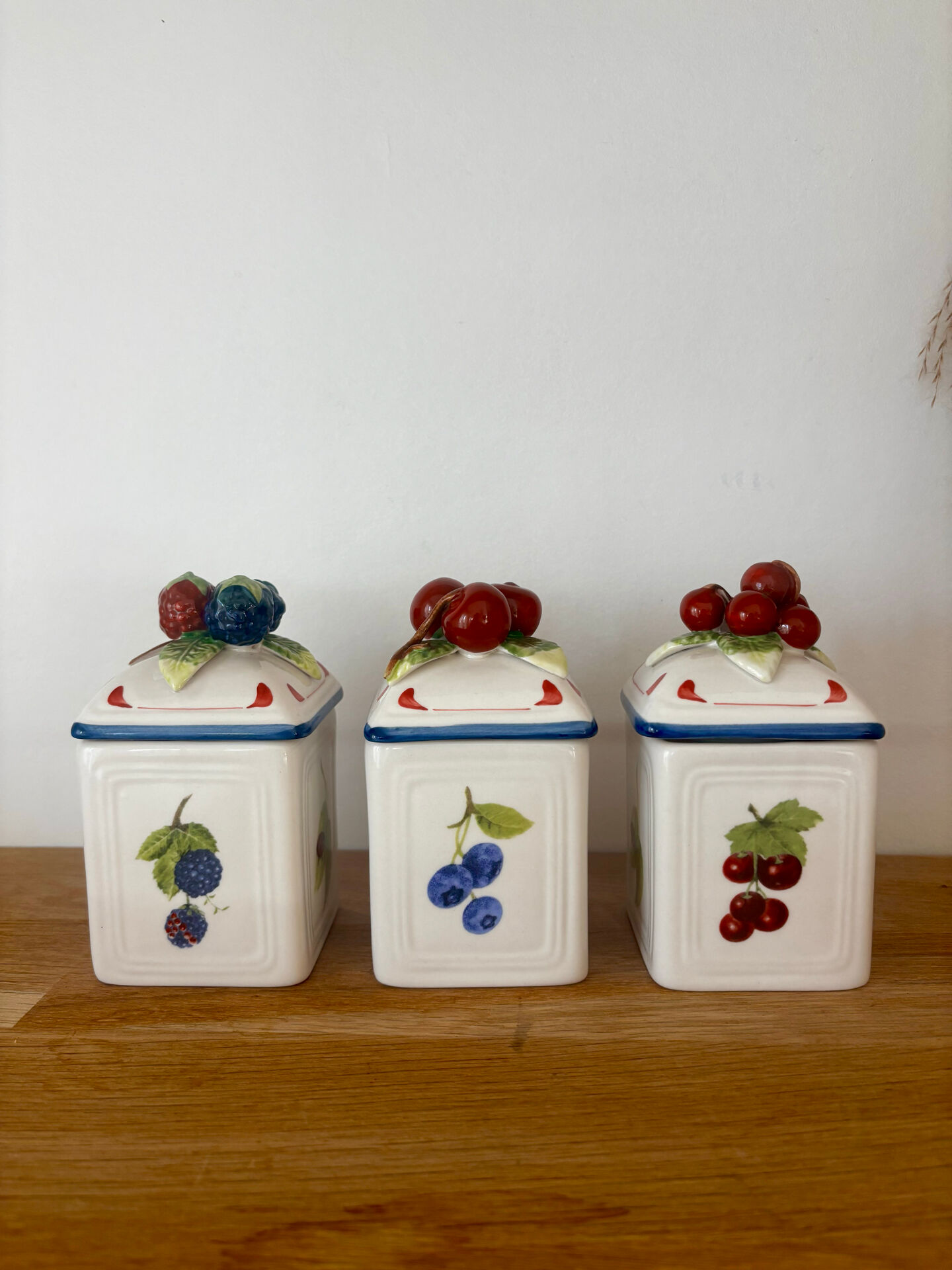 Set of 3 beautiful fruit barbotine pots by Villeroy and Boch.