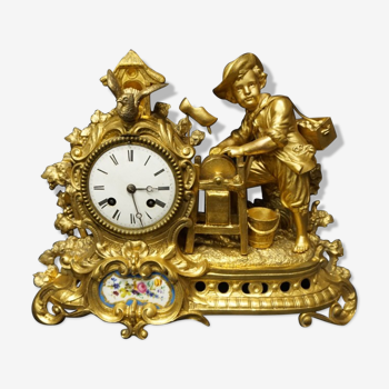 Horloge de cheminée en bronze avec petite plaque en porcelaine de style Sèvres.