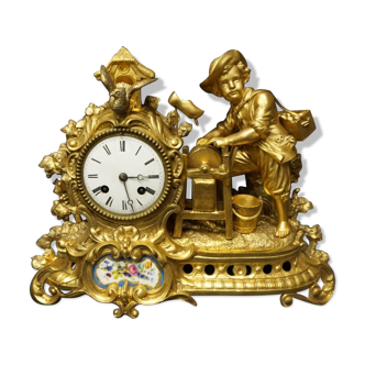 Horloge de cheminée en bronze avec petite plaque en porcelaine de style Sèvres.