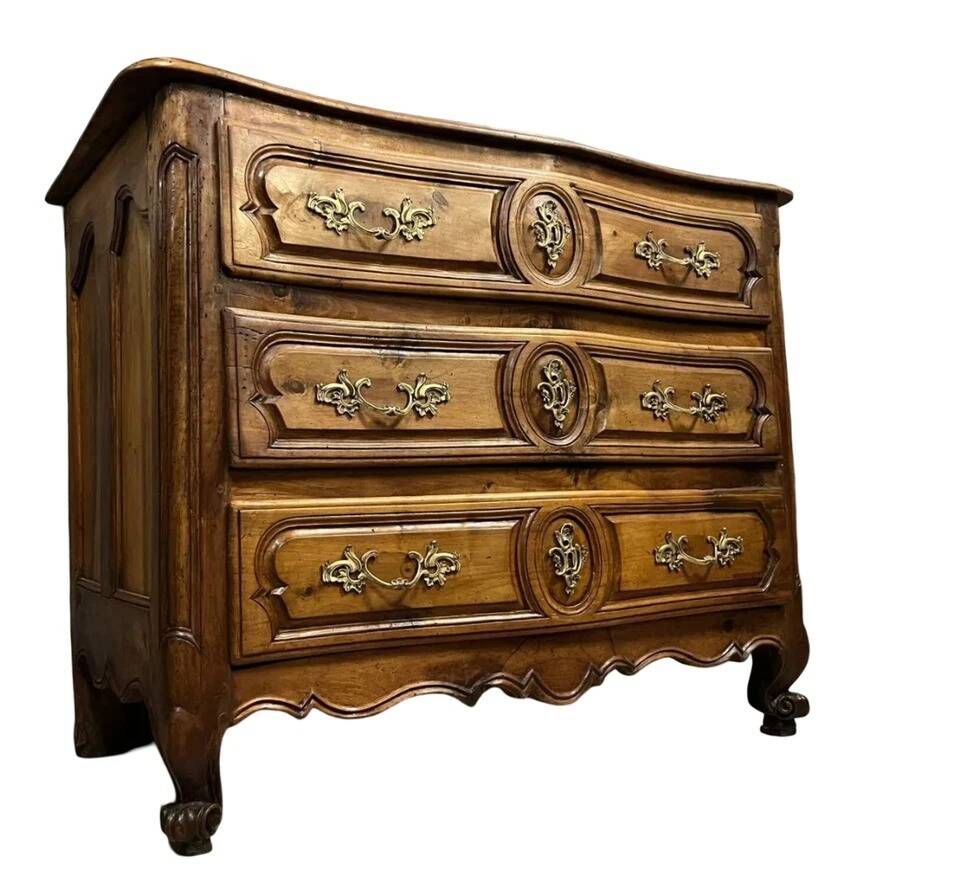Curved Lyonnaise chest of drawers, Louis XV period, in solid walnut, circa 1750