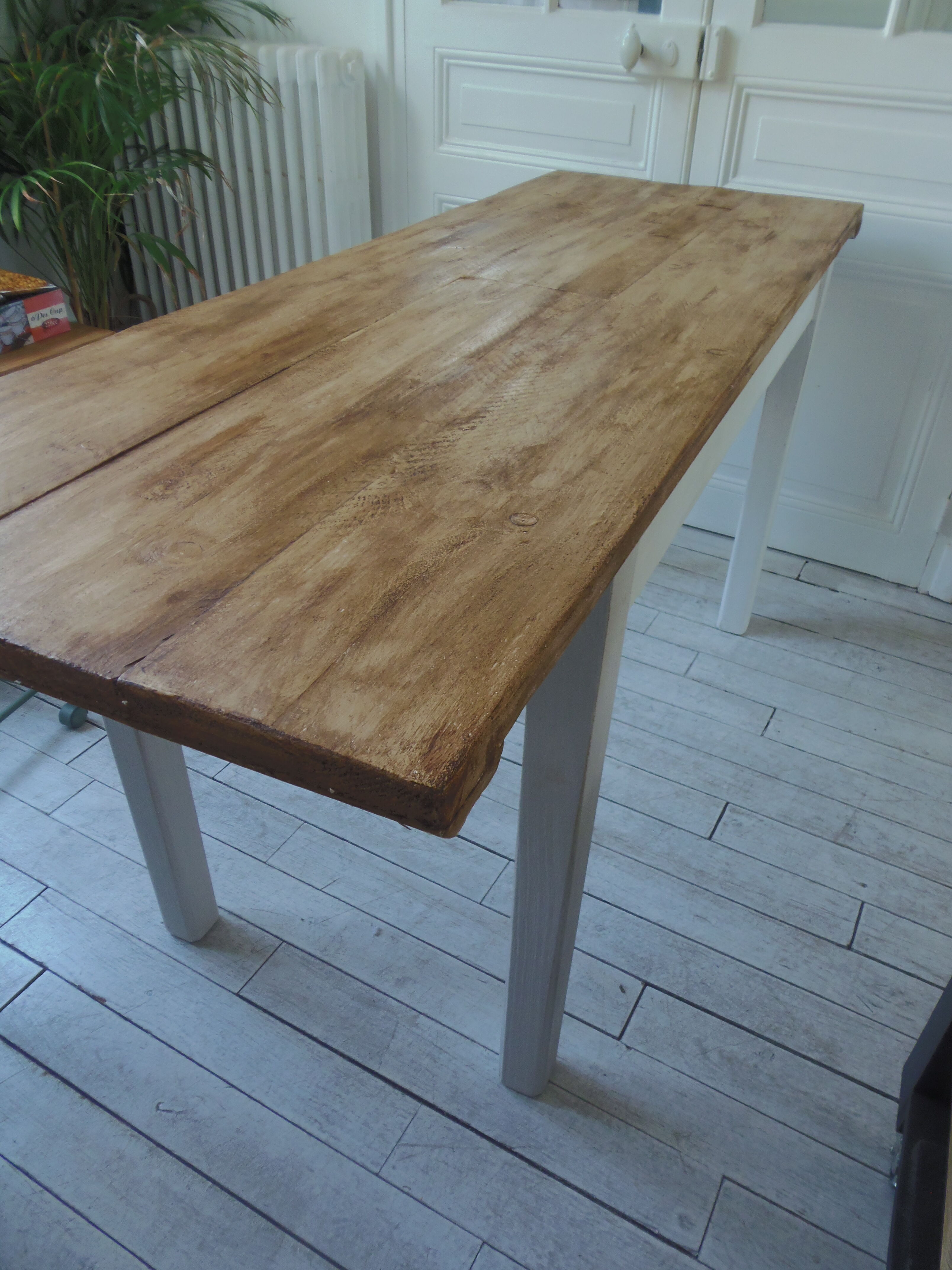 Farm table, leg and belt patinated pearl gray, waxed top medium oak.